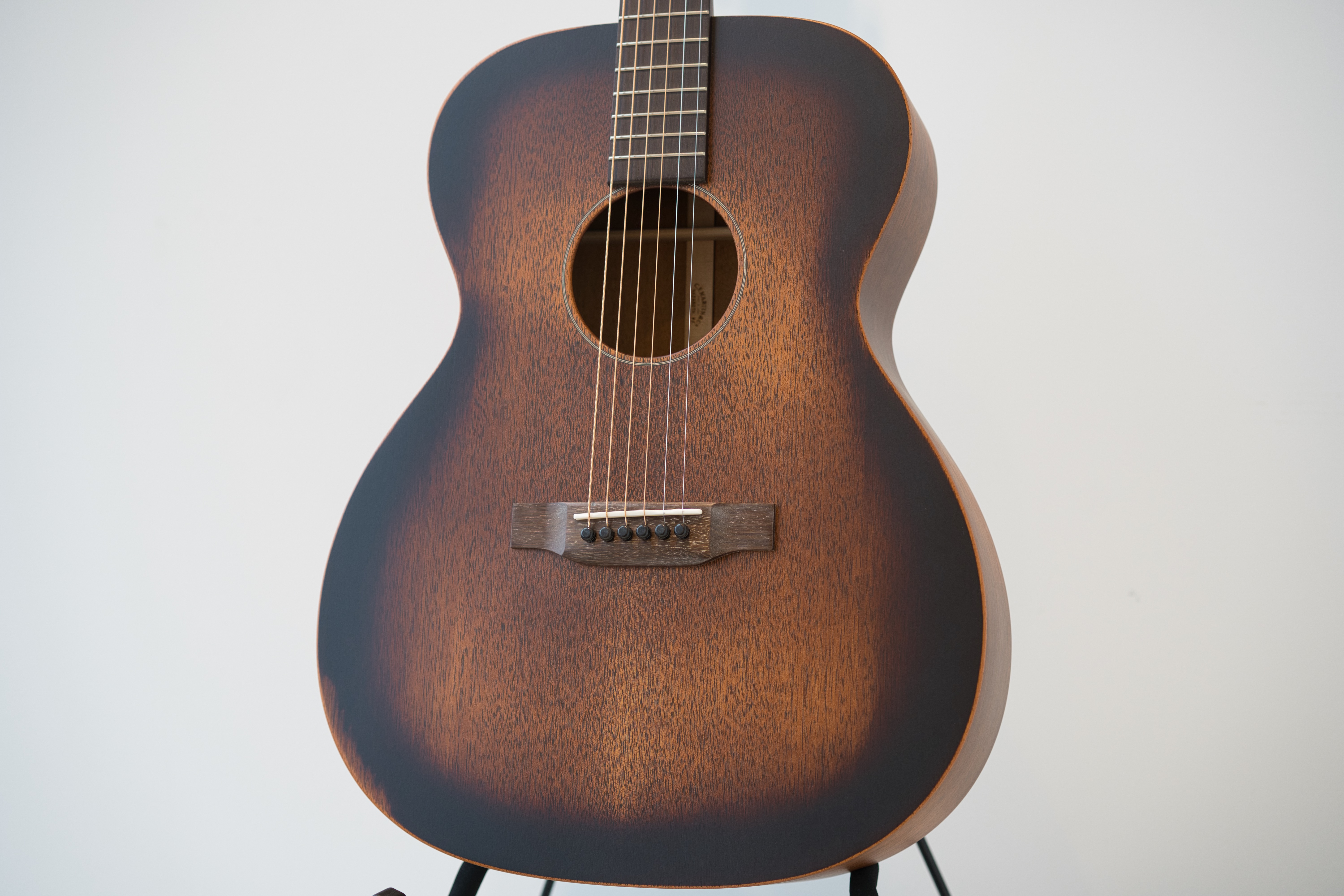 新品入荷】色褪せたルックスに最新技術が詰め込まれたMartin！『000