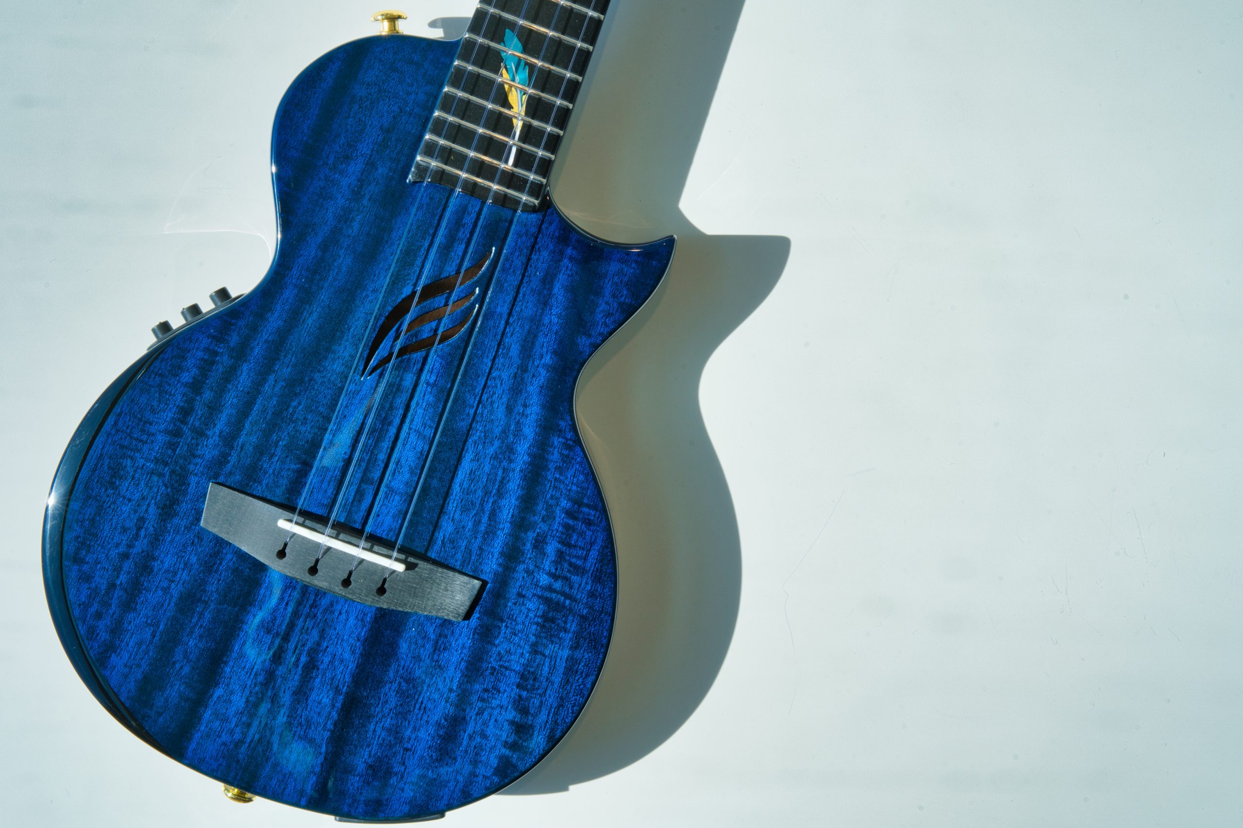 [https://www.shimamura.co.jp/shop/kokubunji/guitar-bass-ukulele/20190123/2567::title=] *藍色のオールソリッドボディのウクレレが入荷しました。 *・商品について ***特徴 ヘッド、ネック、ボディすべてをCNCルー […]