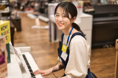 電子ピアノ担当 / 電子ドラム担当阿部萌夏(あべもえか)