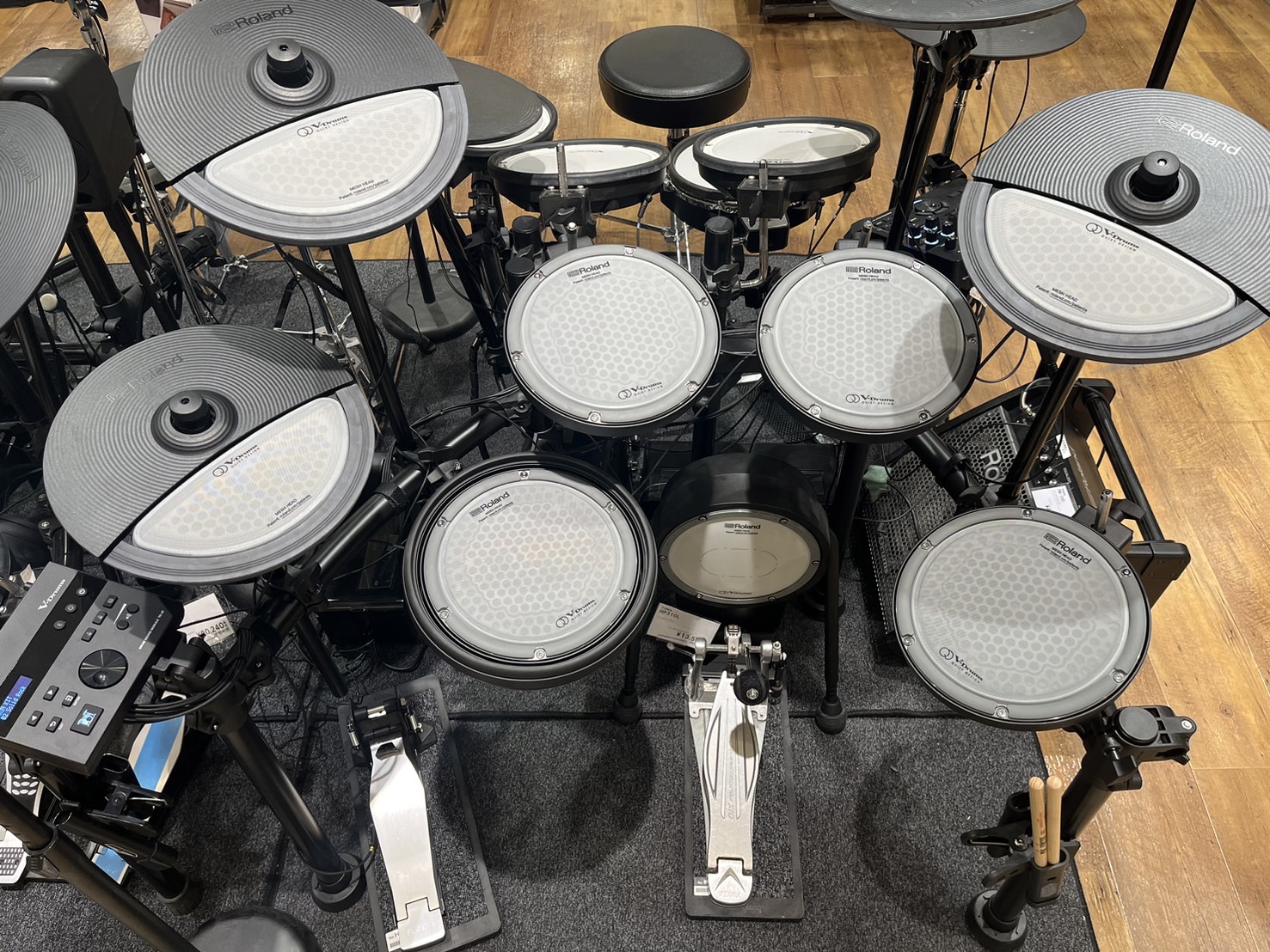 CONTENTS VQD106の魅力①スネア・パッドPDQ-8Sとタム・パッドPDQ-8は、メッシュ・ヘッドの下部に衝撃を吸収するための、ハニカム構造のソフト・ラバーを搭載VQD106の魅力②ハニカム構造のソフト・ラバー多孔構造を採用した、3枚の汎用性の高いシンバル・パッドCYQ-12が標準搭載VQ […]