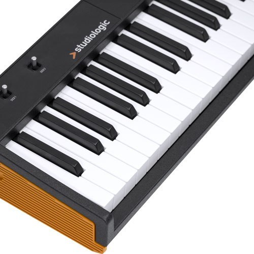 *studiologic Numa Compact 2展示中 **クラス最軽量かつコンパクトな88鍵ステージピアノ スピーカー内蔵の88鍵盤ステージ・ピアノとしては軽量の 7.1kg 軽量ながら10+10W デジタルアンプを内蔵したスピーカー・システムは練習やセッションにも十分なクオリティと音量を提 […]