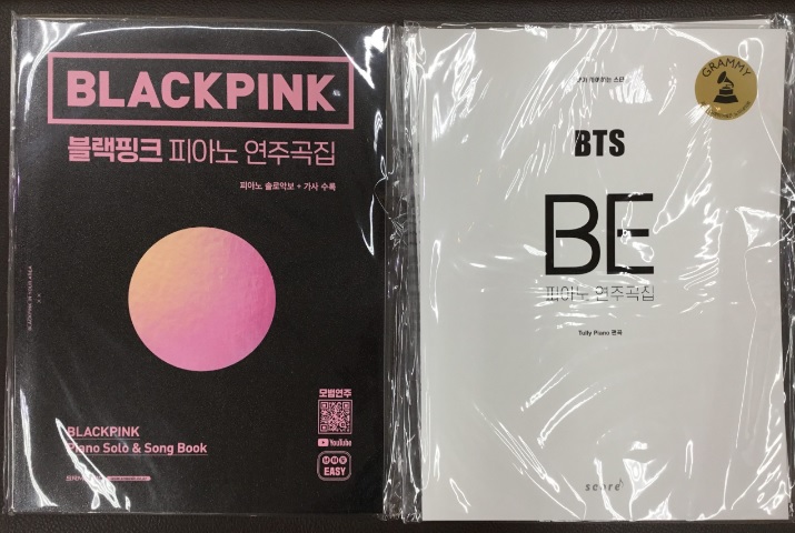 大人気K-POPアイドルBTS、BLACKPINKの楽譜が入荷致しました！ **輸入 BTS　BE　Piano　Songbook [!!※輸入楽譜の為、ご購入後の返品は承りかねます!!] ]]《収録曲》]]Life Goes On]]僕の部屋を旅する方法]]Blue & Grey]]Skit]]しば […]