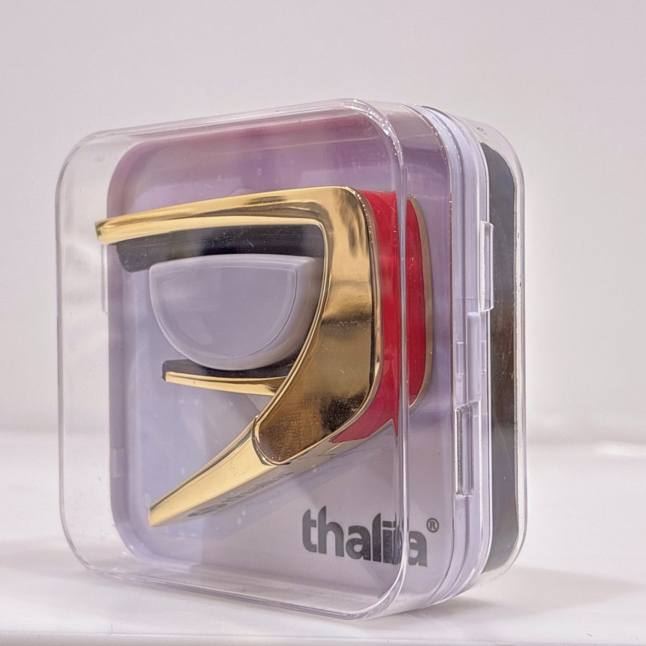 従来のカポとは一線を画す、見た目にも豪華なエキゾチック・ウッドやエキゾチック・シェル、彫刻や筐体のメッキ / フィニッシュ / カラーを採用しデザイン性に優れた"Thalia Capos"のカポタスト。機能面に関しても、通常のカポタストのように使用するギターに応じて個別のカポを持ち合わせる必要がなく [&hellip;]