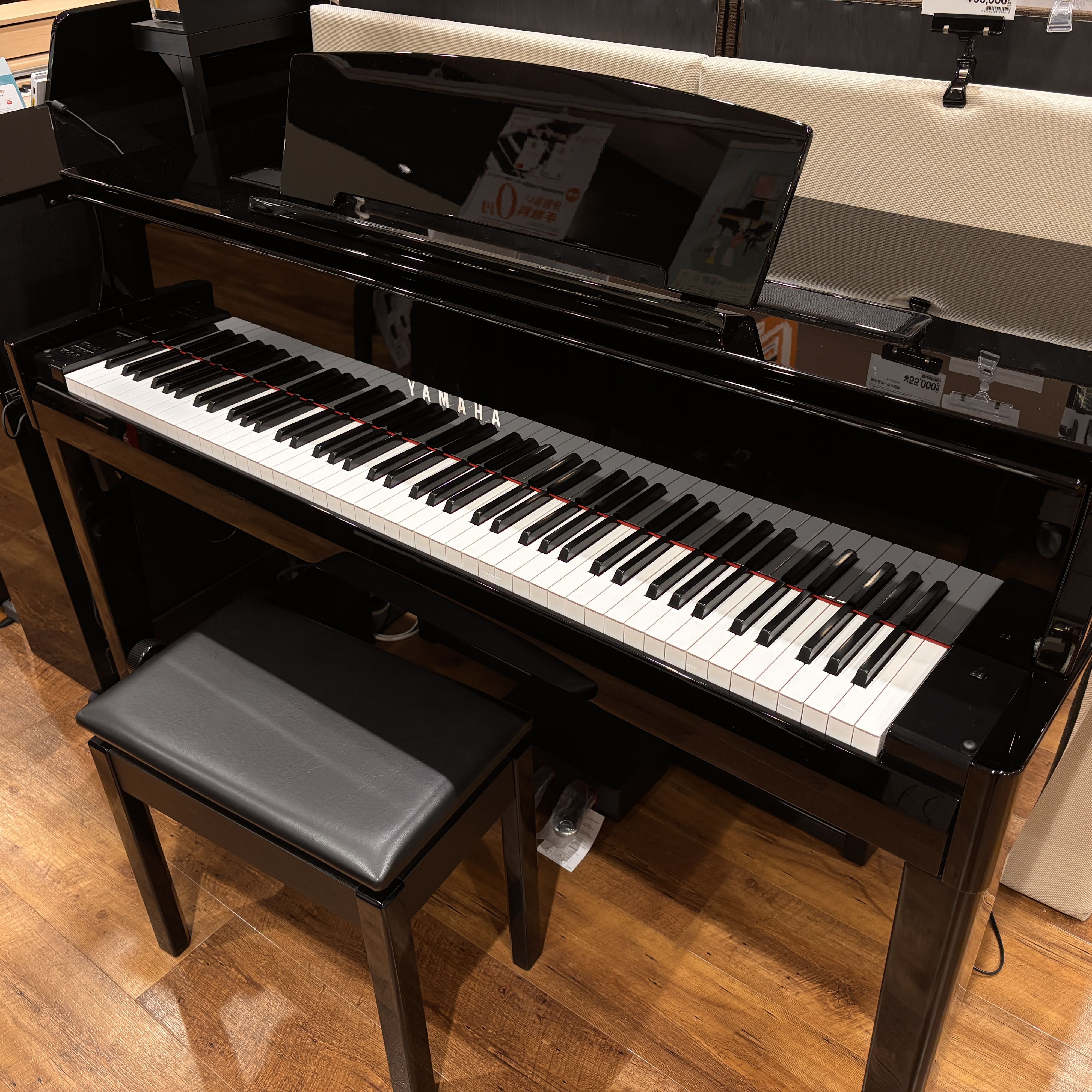 こんにちは！島村楽器イオンモール八幡東店・ピアノ担当の芦刈(あしかり)です！ ピアノ経験者の方や、電子ピアノを探したことのある方の中には名前を知っている方も多い 『YAMAHAのクラビノーバ』 ピアノの先生から名前を聞いた、という方も多いと思います。 1983年に誕生してからロングセラーモデルとして [&hellip;]