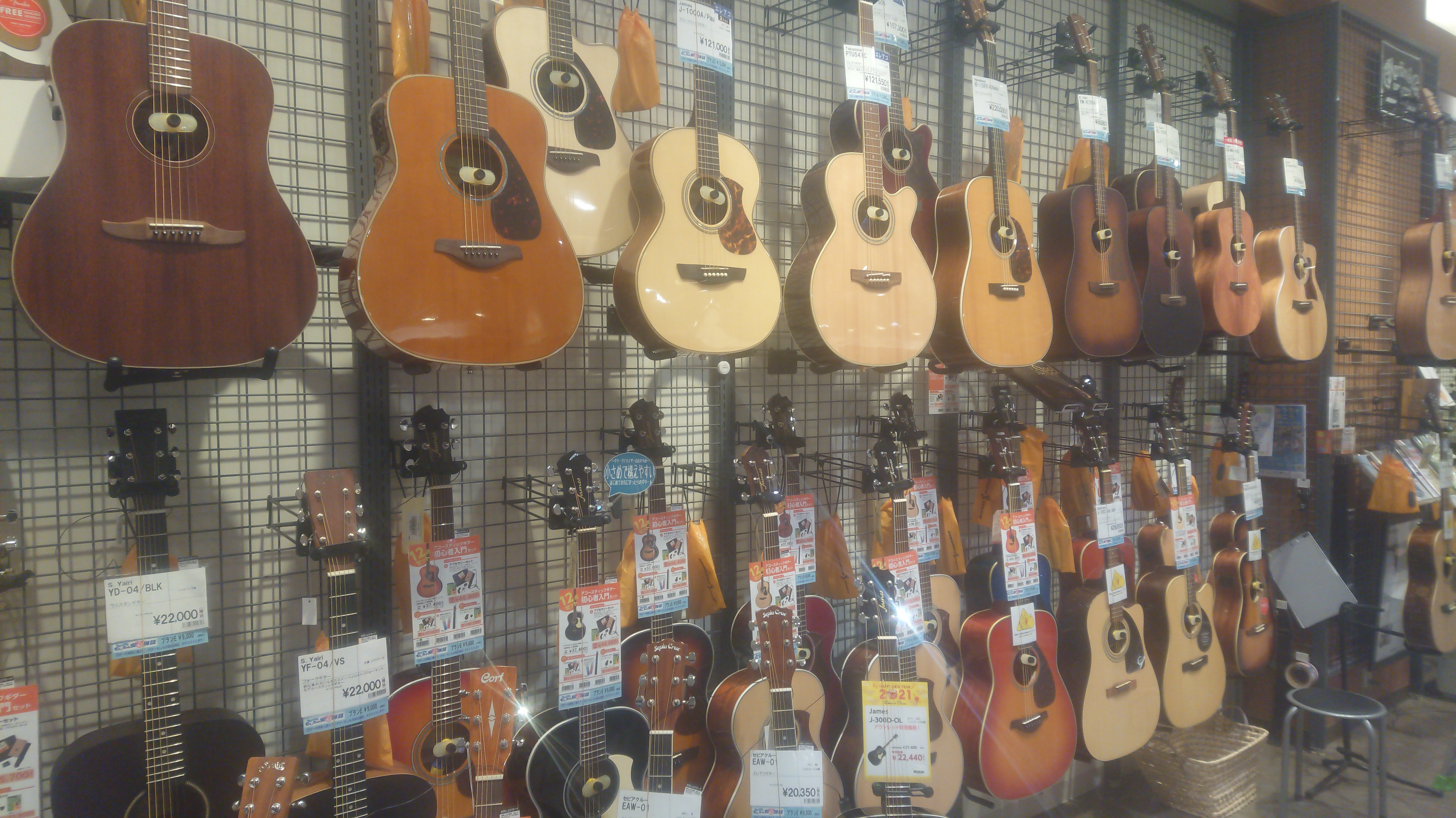 *当店アコースティックギター全品紹介します 店頭展示のアコースティックギターを全てご紹介！本日時点の店頭在庫リストです。気になるギター、是非見つけてください。また、当店のギターについては専門サイト・ギタセレにも随時掲載中です。 ※店頭で販売中のため在庫がなくなっている場合があります。]]※通常価格の […]