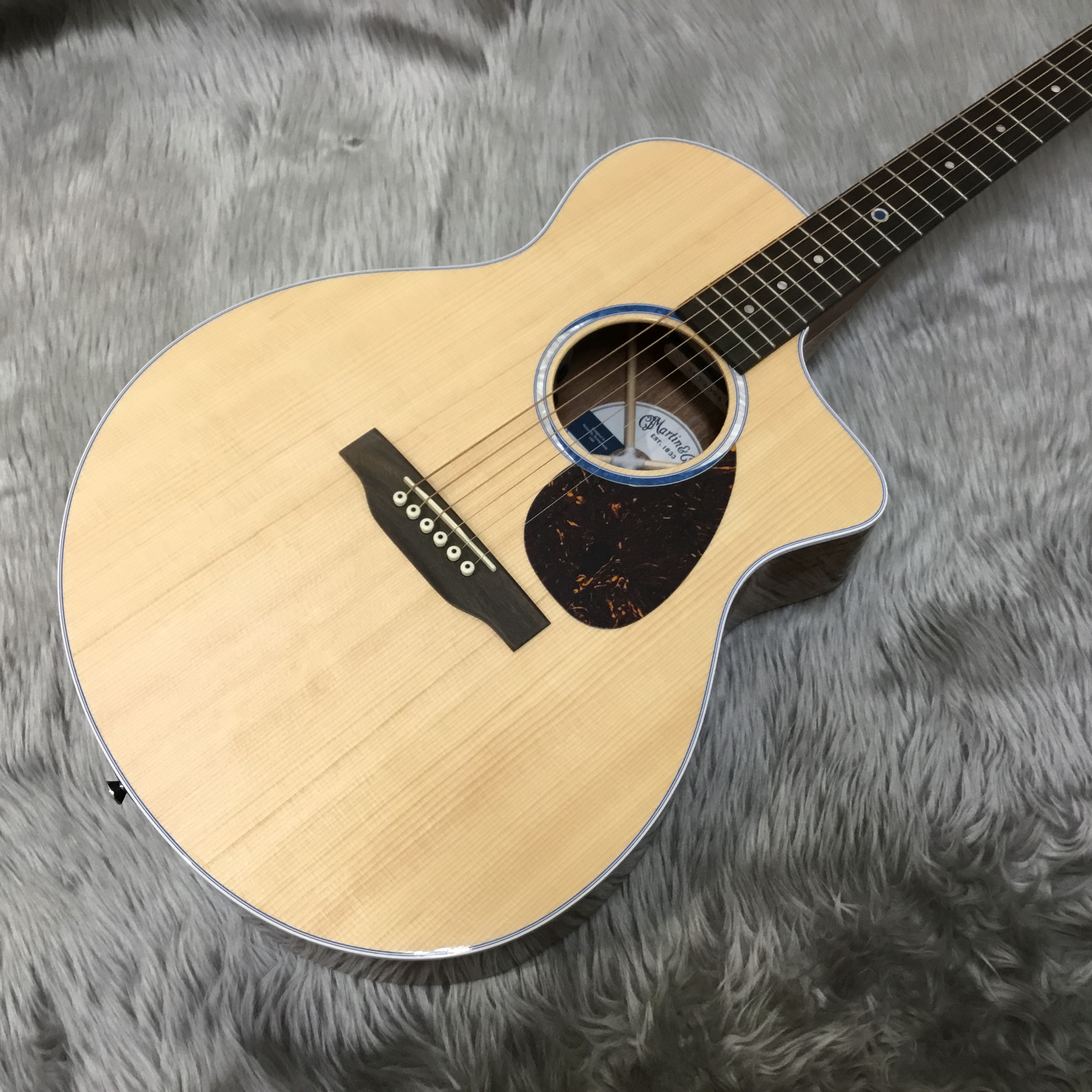 みなさまこんにちは!アコギ担当&ギターアドバイザーの平(たいら)です! 本日はMartin『SC-13E』が入荷しましたのでご紹介いたします!!! 商品詳細 お問合せ
