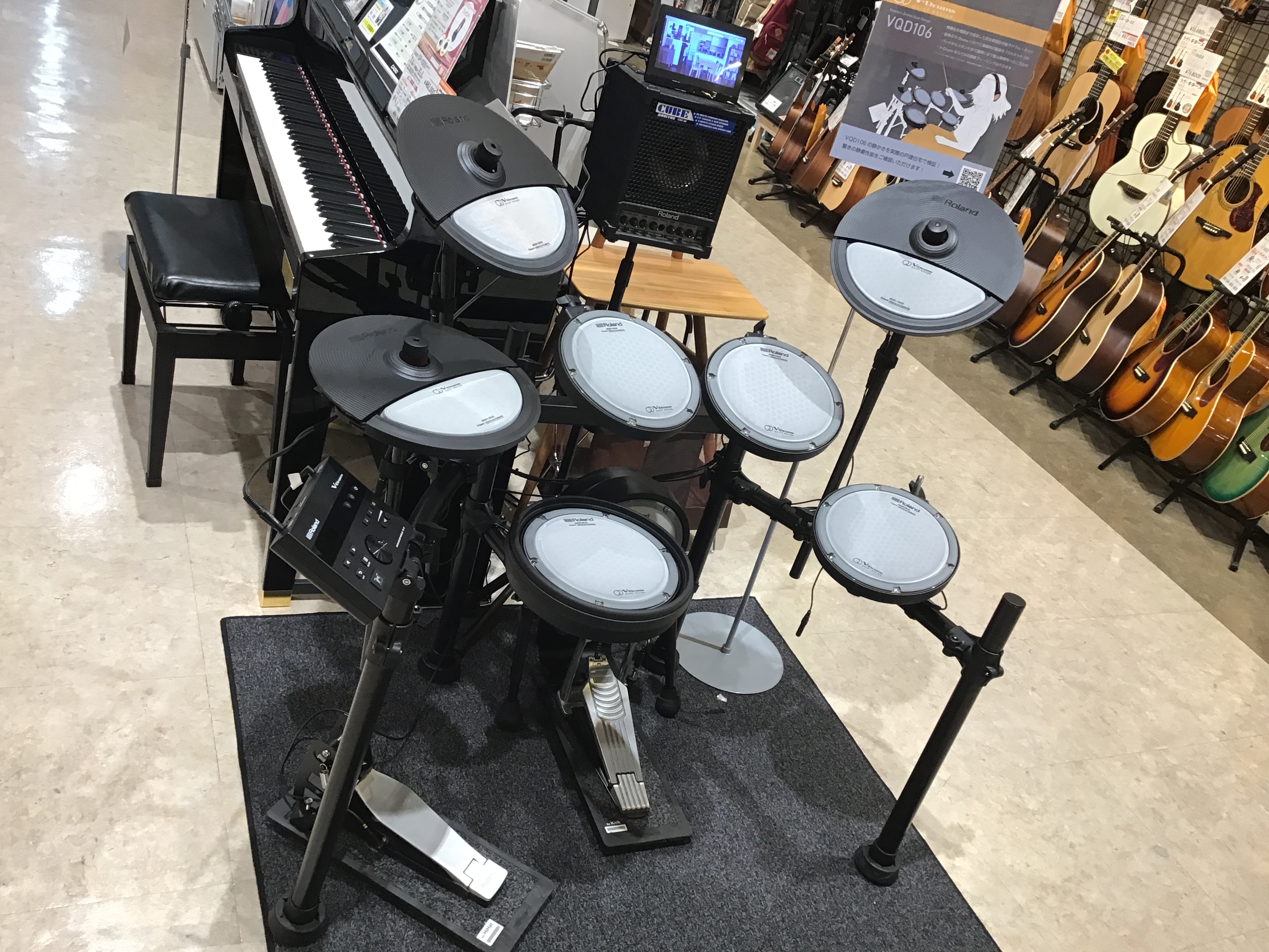 Roland社新製品のVQD106を甲子園店で体験できます！ Roland社からの新製品「VQD106」が、甲子園店の店頭で体験できます！ 従来のメッシュパッドも静粛性はありますが、今回新設計のQuiet Designはさらに上をいく静かさです。 各脚部にはゴムが先端についており、バスドラ、ハイハッ […]