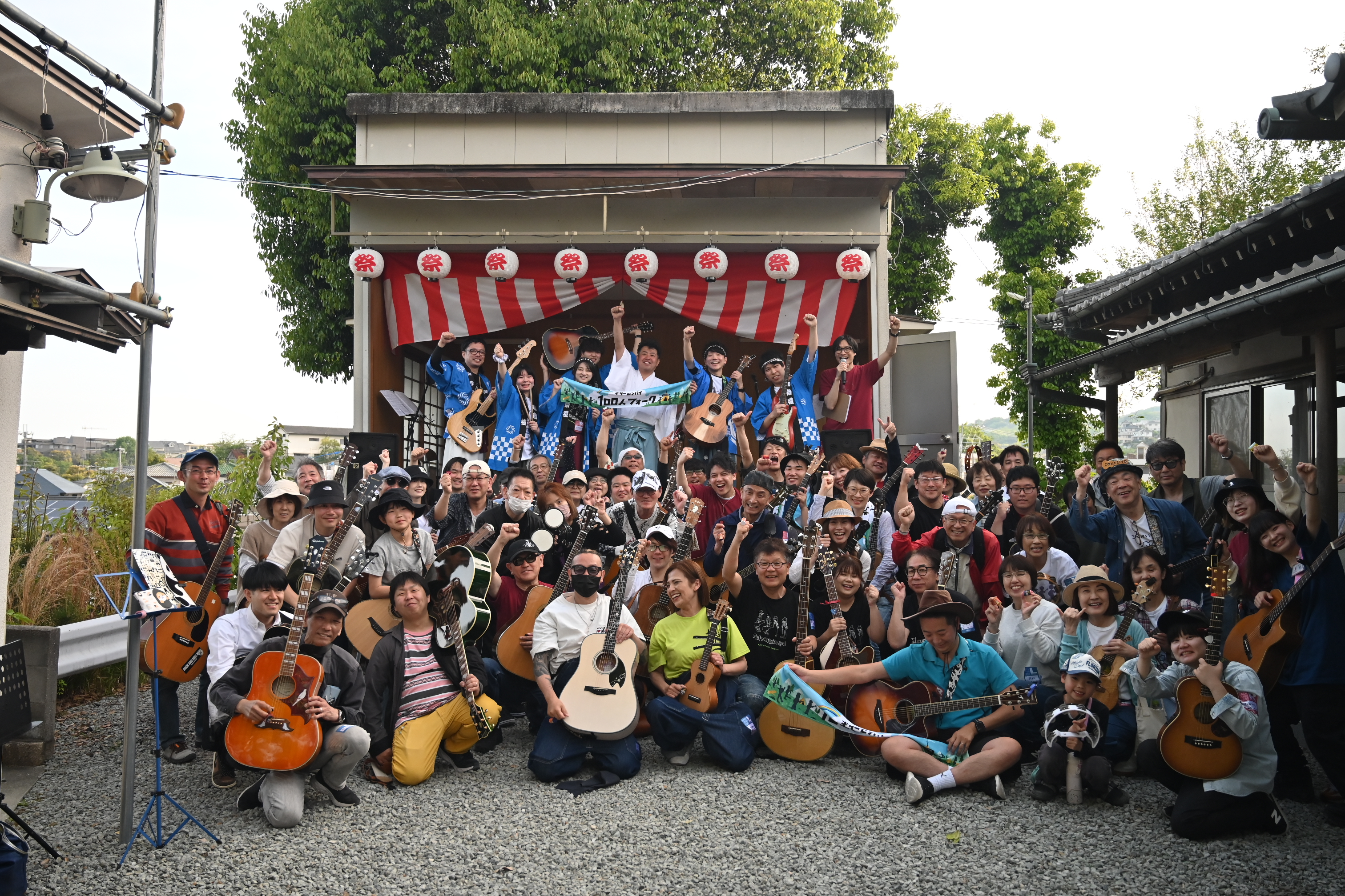 鹿塩熊野神社にて参加型屋外ライブイベント「100人フォーク」を開催しました！参加者の皆さまも、ステージで演奏したセンパイも、当日ご来場の方も、皆さま最高の笑顔でした。イベントの模様をレポートいたします！ CONTENTSギターセンパイ100人フォークとは？100人フォーク リハーサル縁日フォーク10 […]