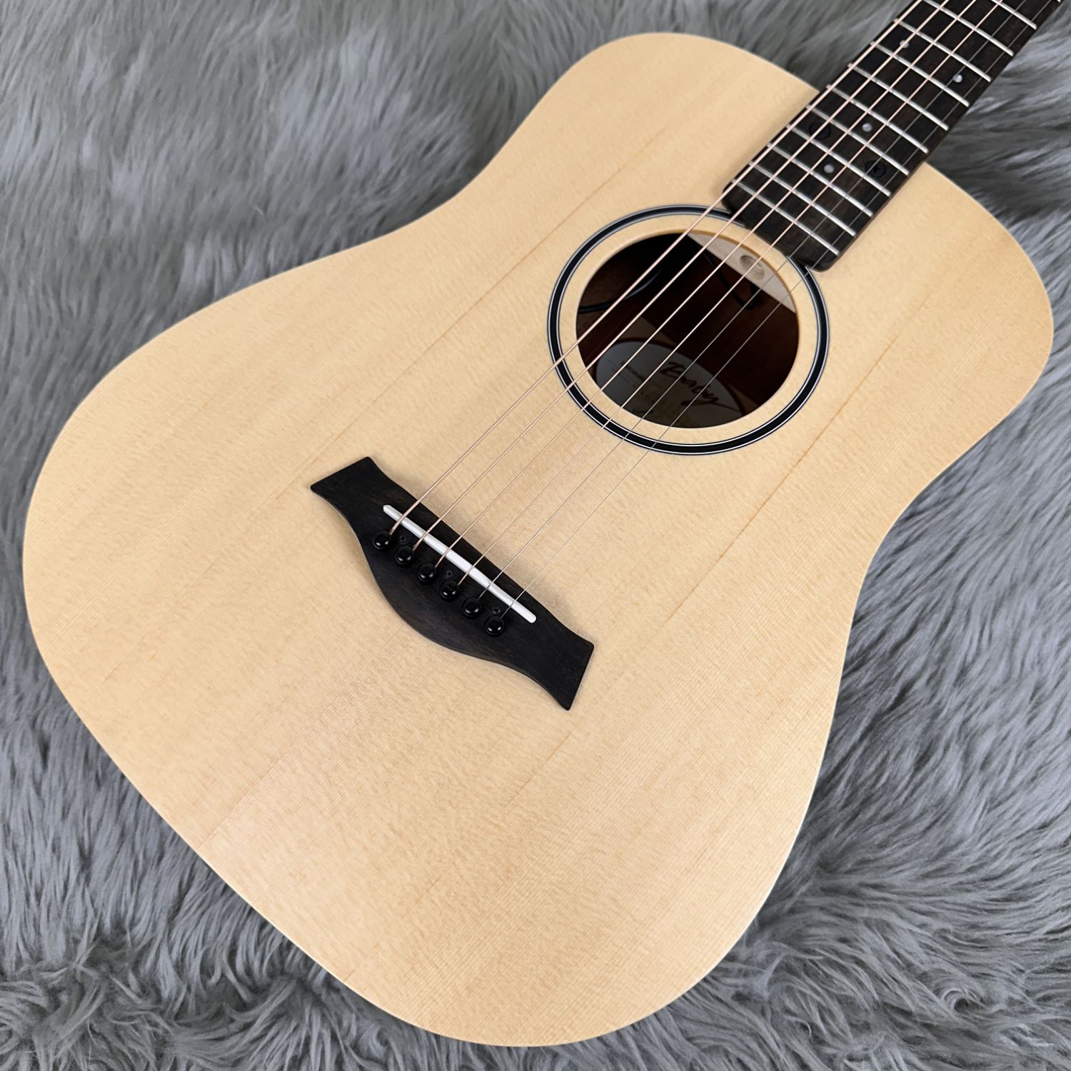 Taylor　エレアコギターBT1e