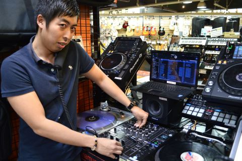 スタッフ写真 DJ.PA.ウクレレ.キーボード 玉田翔