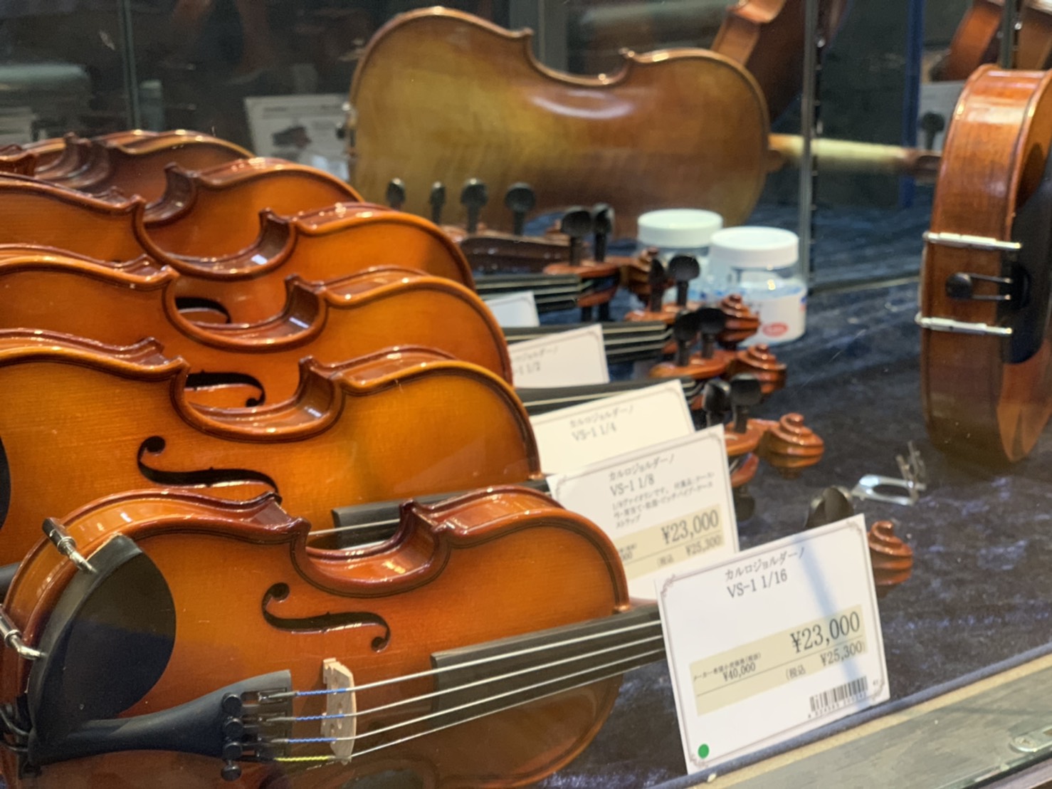 *お子さま用分数バイオリン各サイズ展示中！ お子さまの習い事に大人気のバイオリン！お子さまが演奏する際には小さめの分数バイオリンを使用し、成長と共にバイオリンのサイズも大きくなっていくのが特徴です。 当店では各サイズを展示しておりますので、持ち比べてお子さまにピッタリのサイズをお選びください♪ *失 […]