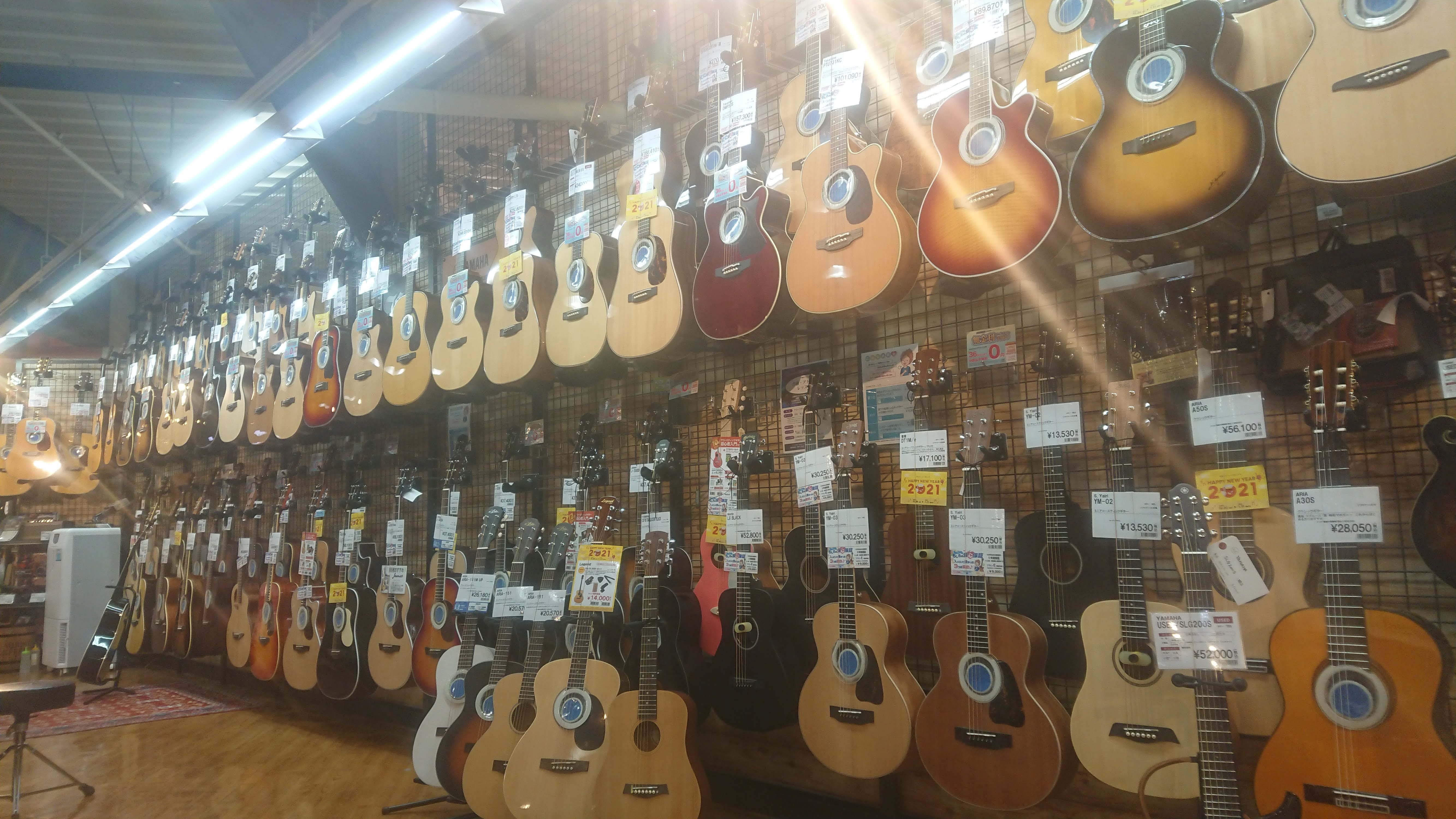 *当店アコースティックギター全品紹介します 店頭展示のアコースティックギターを全てご紹介！本日時点の店頭在庫リストです。気になるギター、是非見つけてください。また、当店のギターについては専門サイト・ギタセレにも随時掲載中です。 ※店頭で販売中のため在庫がなくなっている場合がありますのでご了承ください […]