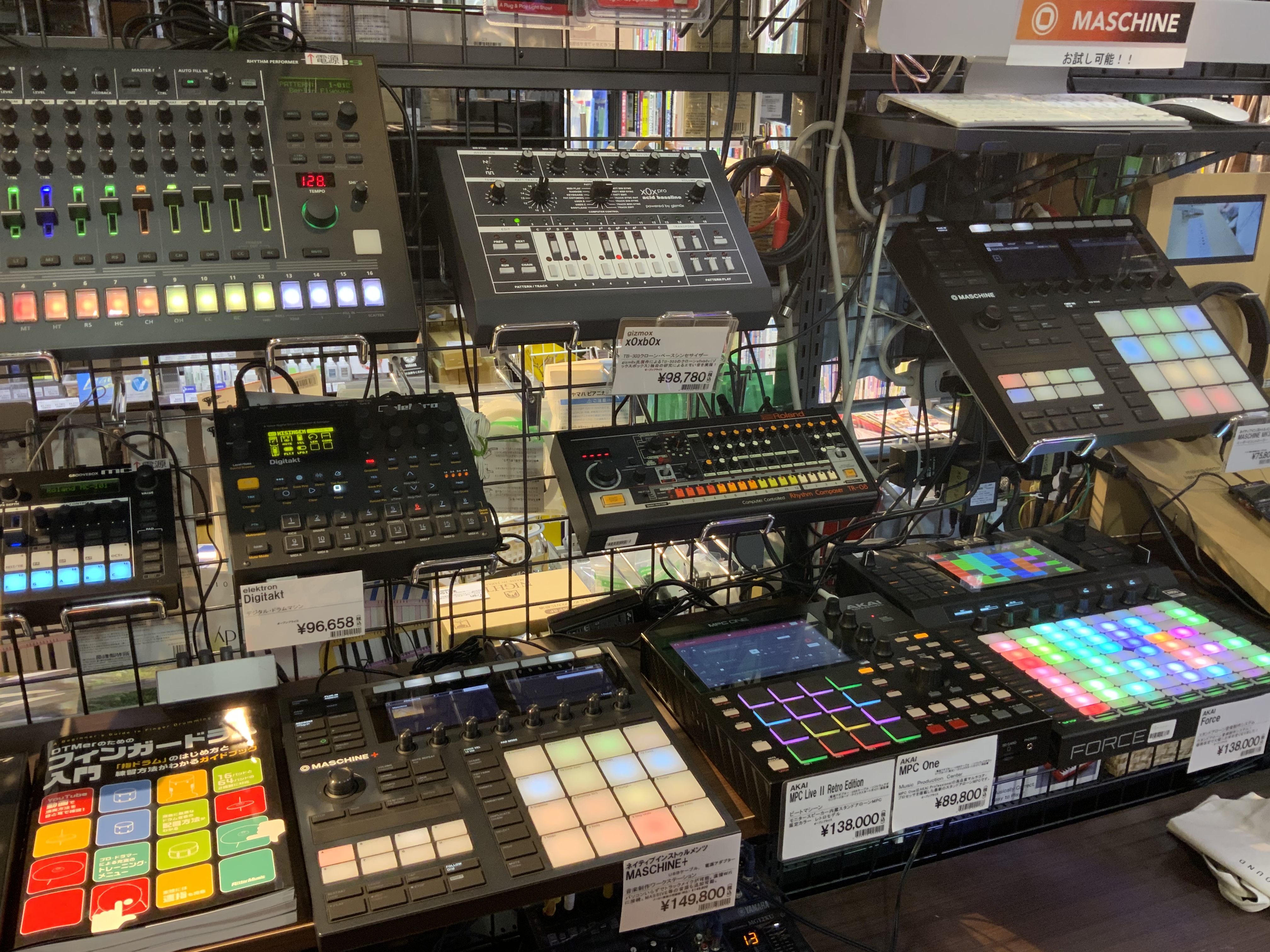 *MPC,MASCHINEをお探しならDJ HAGI a.k.a. Dragonのいる三宮オーパ店へ！ 昔からフィンガードラムが好きなDJ HAGIがいる三宮オーパ店なら、店頭のMPCやMASCHINEもフィンガードラム使用の音源をセッティング済み！いつでも叩けます！[https://www.shi […]