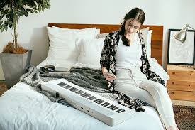いつも島村楽器三宮オーパ店をご利用いただきまして、誠にありがとうございます！ 三宮オーパ店、ピアノ・キーボード担当のうえむらです。 本日は、当店で展示しているキーボードのご紹介です！ 61鍵盤が主流ですが（ピアノは88鍵盤です！）同じ鍵盤数でも極めてシンプルなものから多機能なものまで、 性能や本体の […]