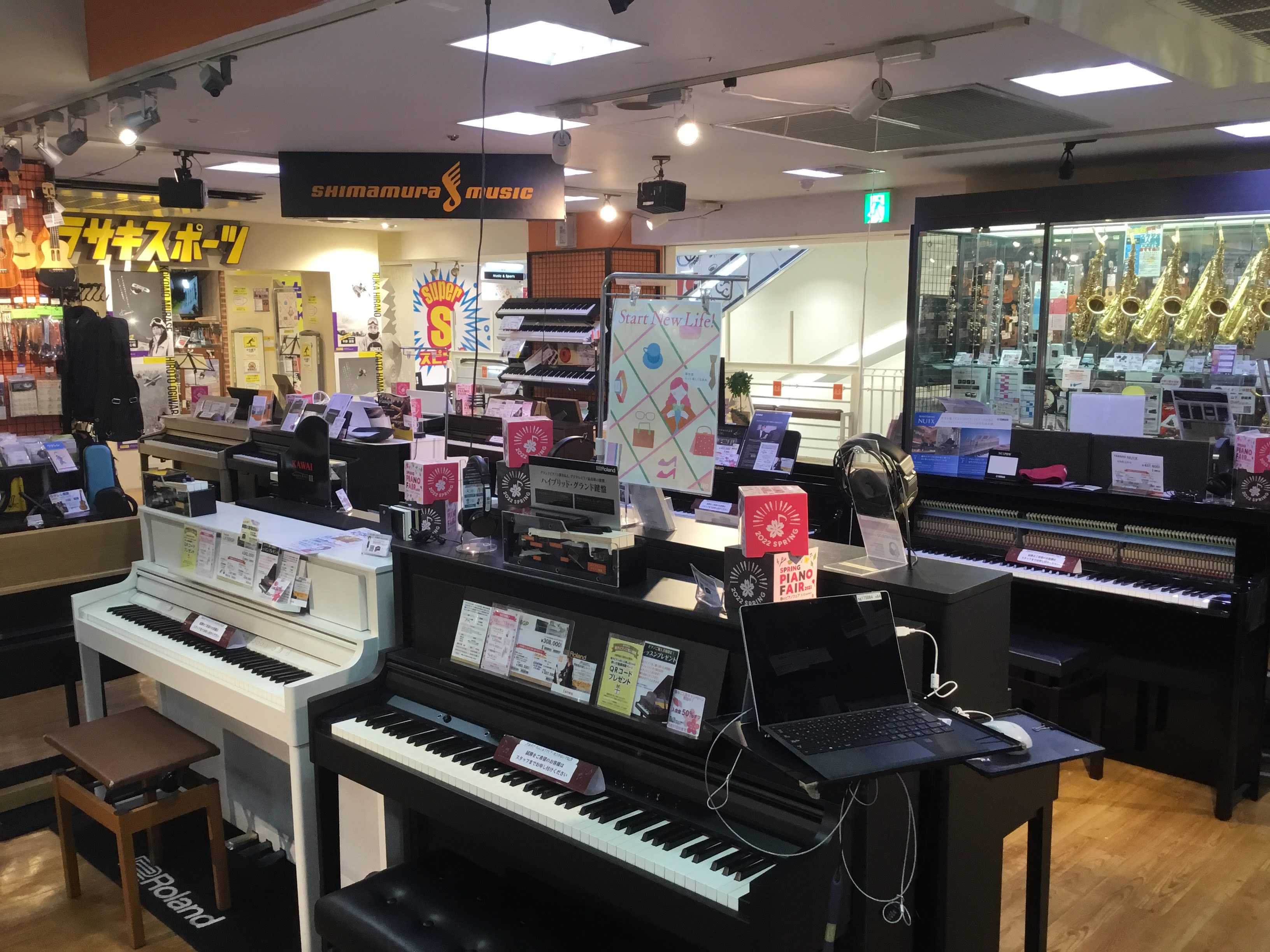 島村楽器三宮オーパ店では、YAMAHA,KAWAI,Roland,CASIO,KORGの主要5メーカーの電子ピアノを 展示しております。 そして、社内資格・ピアノアドバイザーを所有しているスタッフが常駐！ 皆様のピアノ選びのお手伝いをさせていただきます。 是非、三宮オーパ5F・島村楽器三宮店へお立ち […]