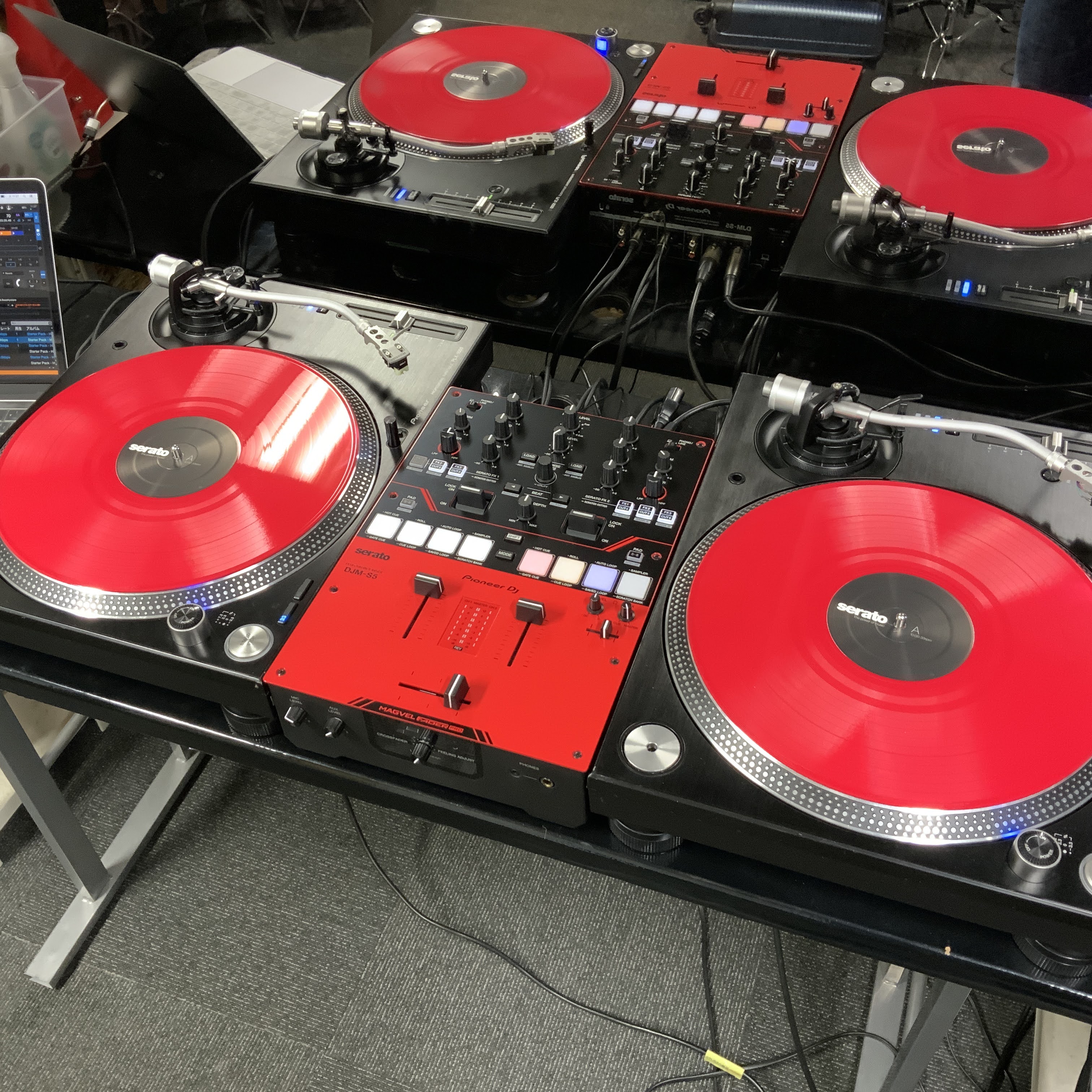 DJM-S5実機レビュー！Numark SCRATCHと比べてみました。
2022年5月31日（火）に発表され話題のDJM-S5の実機を発売前に試すことができましたので、ご紹介します