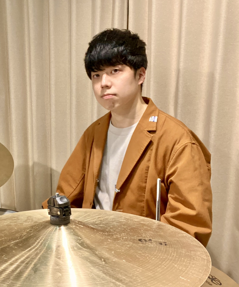 講師紹介 講師インタビュー 好きな・得意なジャンルは何ですか？ 基本的にどんなジャンルの曲も分け隔てなく好んで聴いています。演奏に関してはポップスやジャズ、ラテンの曲をやる機会が多く得意としています。 全く初心者です。グループレッスンに入って大丈夫ですか？ グループレッスンはどんな事をしますか？&n […]