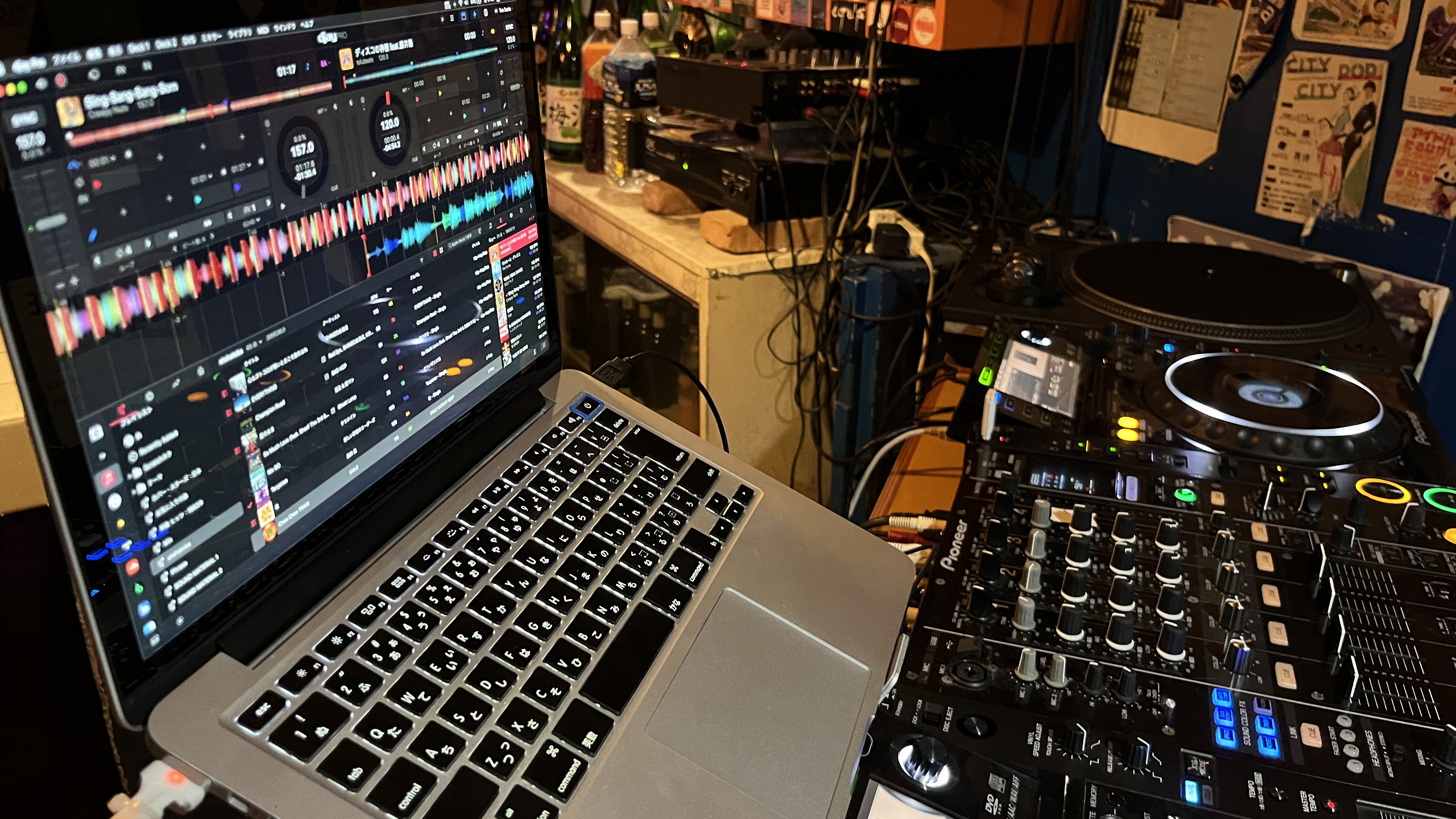 先日こちらの記事で基本的な接続方法等をご紹介した、Apple Musicとdjayの連携ですが、今回は現場で実際に使えるのか？を、三宮オーパ店恒例の、毎月開催しているDJサークルにて試してみました。 今回は音楽交流バー「otohatoba」にて開催。地下の店舗で、docomoのスマホはほぼ電波がない […]