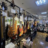 左利きの方も安心！当店は左利き用ギターやベースを豊富に取り揃えております！【左利きスタッフ常駐してます！】