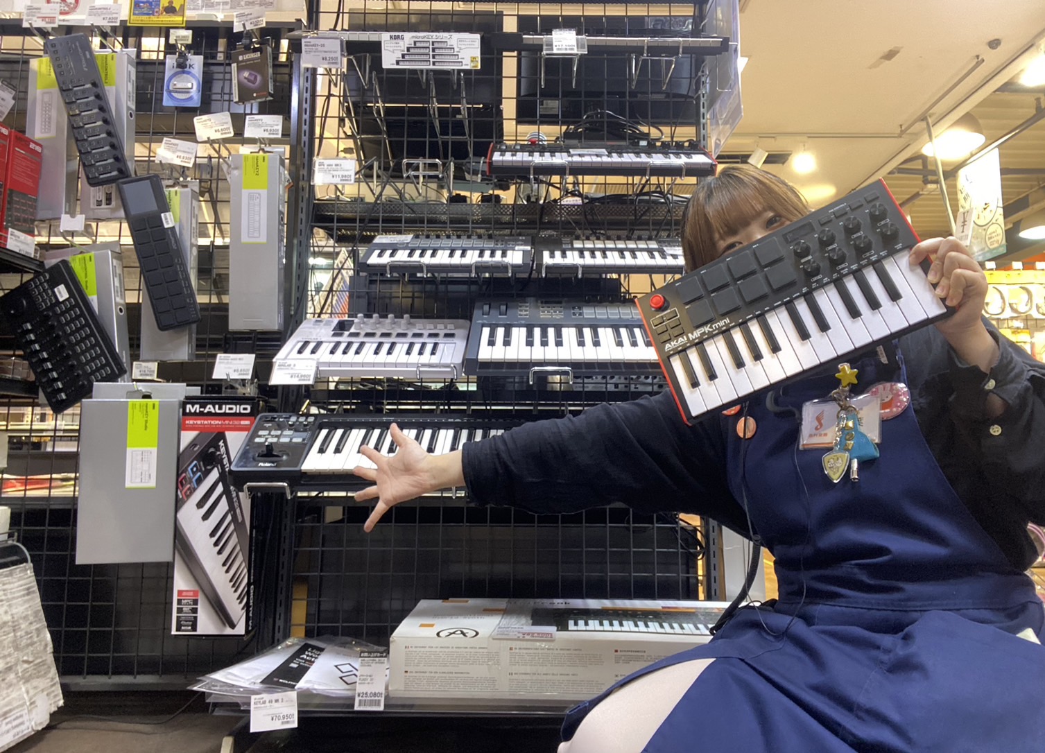 楽曲製作で欠かせない、MIDIキーボード。皆さんご存知でしょうか！ コチラの記事では島村楽器三宮店に置いているMIDIキーボード売れ筋3選！と、それぞれの魅力について語らせていただきます！ 作曲効率を上げるために自分に適したMIDIを手に入れたいですよね。是非お手伝いさせてください！という事で、早速 […]