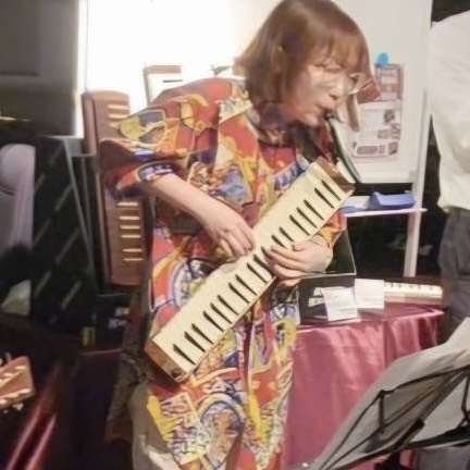 ドラム・教育楽器担当、SUZUKIケンハモ認定講師・音楽呼吸法トレーナー、YAMAHAピアニカアドバイザーおいた 