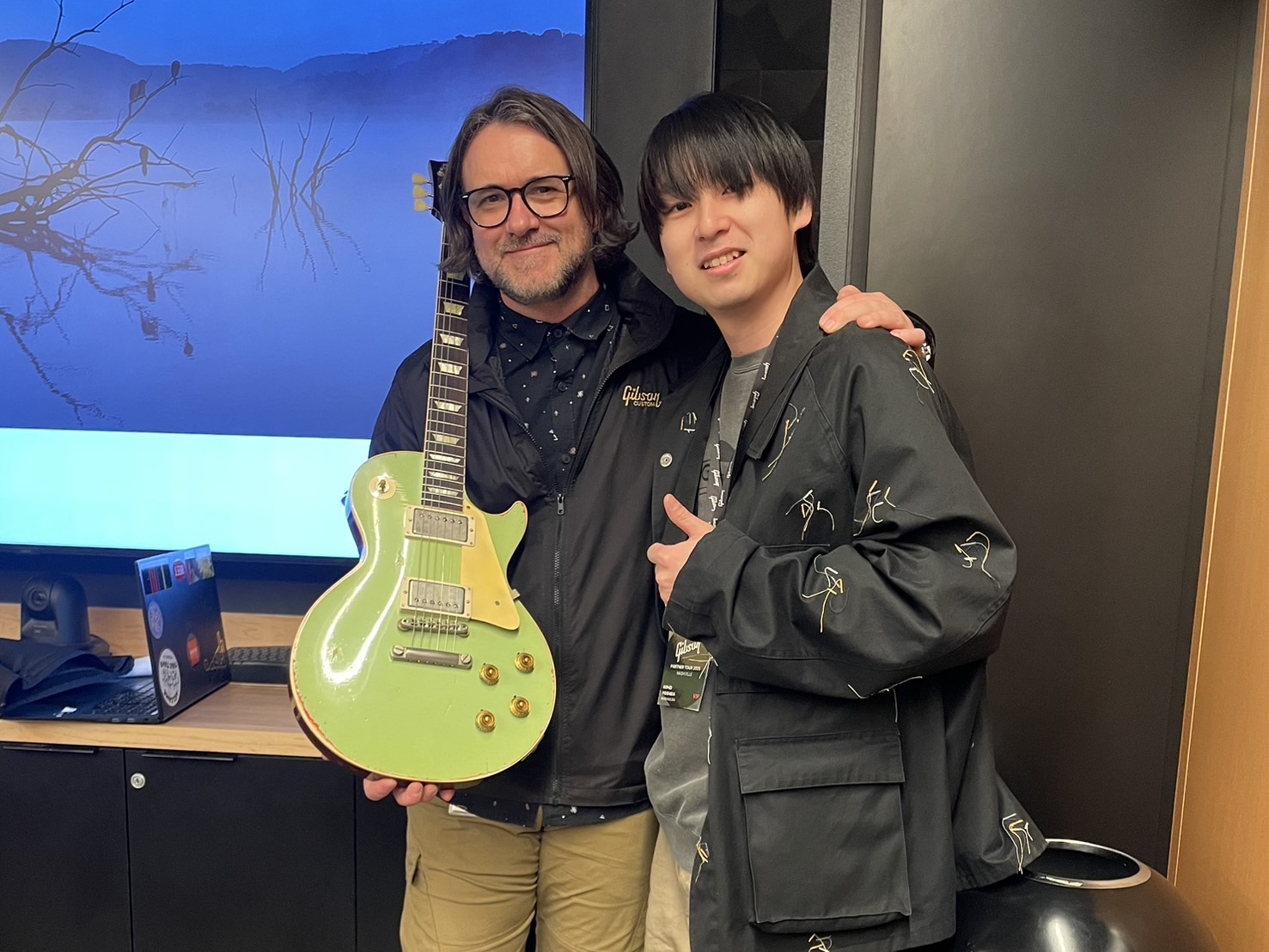 エレキギター担当吉田です！前回投稿した前編ではツアー前半の模様をお届けしました。今回はその続きの模様をお伝えします！長くなりますがお付き合いくださいませ。 CONTENTS入札会の模様Tom Murphy氏によるエイジングデモUSAファクトリー入札会の模様 Custom Shopファクトリー見学後、 […]
