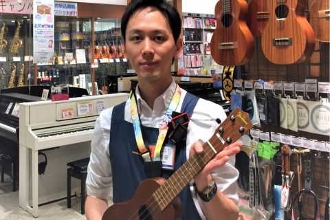 スタッフ写真 ウクレレ、ギター、ベース、アンプ、弦 岩谷 慎太郎