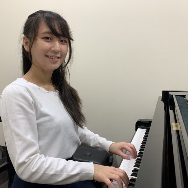 天野（ピアノインストラクター）<br />
自身の演奏経験に基づく専門的な知識に加え、レッスン指導者の立場から見た客観的な視点を交え、お客様のピアノ選びを的確にサポートいたします。また、ご購入後の楽しみ方として、レッスンのご案内も承っております。どうぞお気軽にご相談ください。<br />
