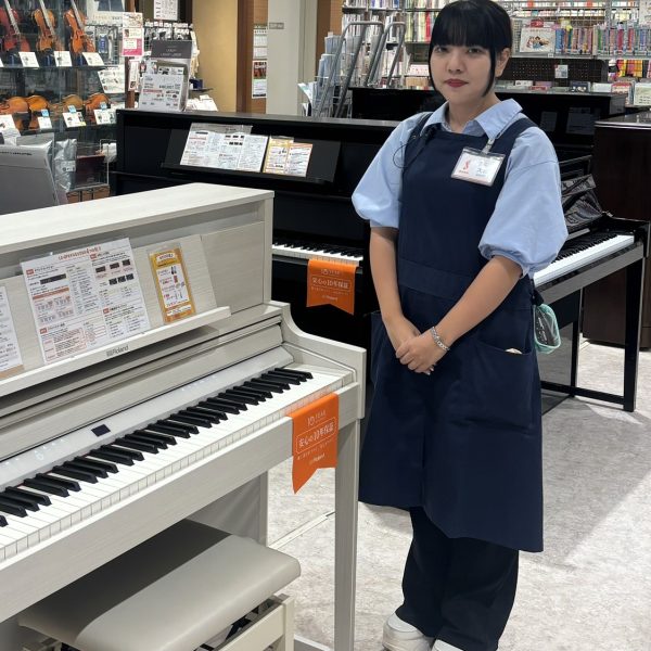 大杉<br />
幼少期から約10年間ピアノを学び、数々の発表会にも出演。<br />
その経験から、普段の練習方法から本番での演奏ポイントまで熟知しています。<br />
また、音楽教室の担当も兼任しており、現場の講師から「今」の指導法や練習の最新トレンドを日々吸収。<br />
楽器選びだけでなく、演奏や上達のサポートまでお任せください！