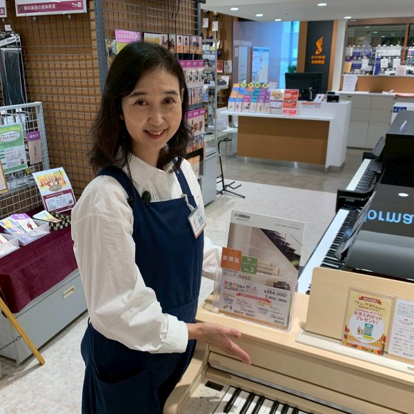 長﨑　(ピアノアドバイザー）<br />
これからピアノを始められるお子様や大人の方、より良い演奏環境の為にお買い換えをお考えの方、お一人お一人に合ったピアノ選びをゆっくりお話を伺いながら提案させて頂きます。<br />
是非ご来店頂き、お気軽にお声掛け下さい♪