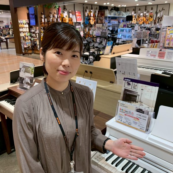 安田（フルートインストラクター・ピアノアドバイザー）<br />
私も子育て真っ最中のため、お子様用のママ目線での選び方はもちろん、より上達するにはどのような機種を選べばいいのかなど、ご希望に沿った選び方のサポートをさせていただいております。アコースティックピアノ、電子ピアノ、防音面も含め不安な点や疑問点など何でもご質問ください！