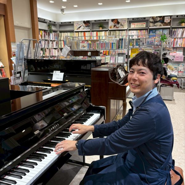 井嶋（副店長・ピアノアドバイザー）<br />
楽器の街、静岡県浜松市出身です。<br />
小学生のころからピアノを習っており、アップライトで毎日練習していました。その経験から、電子ピアノと生のピアノの違いを知っており、それぞれの特徴を分かりやすくお伝えしております。<br />
ピアノを始めたい方はもちろん、買い替えや練習環境についても、ぜひお気軽にご相談ください。あなたにベストマッチなピアノを一緒に見つけましょう。