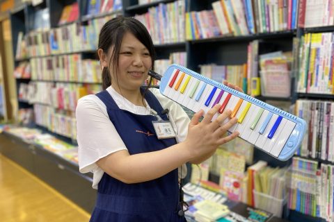 スタッフ写真 弦・ハーモニカ・教育楽器 邊見