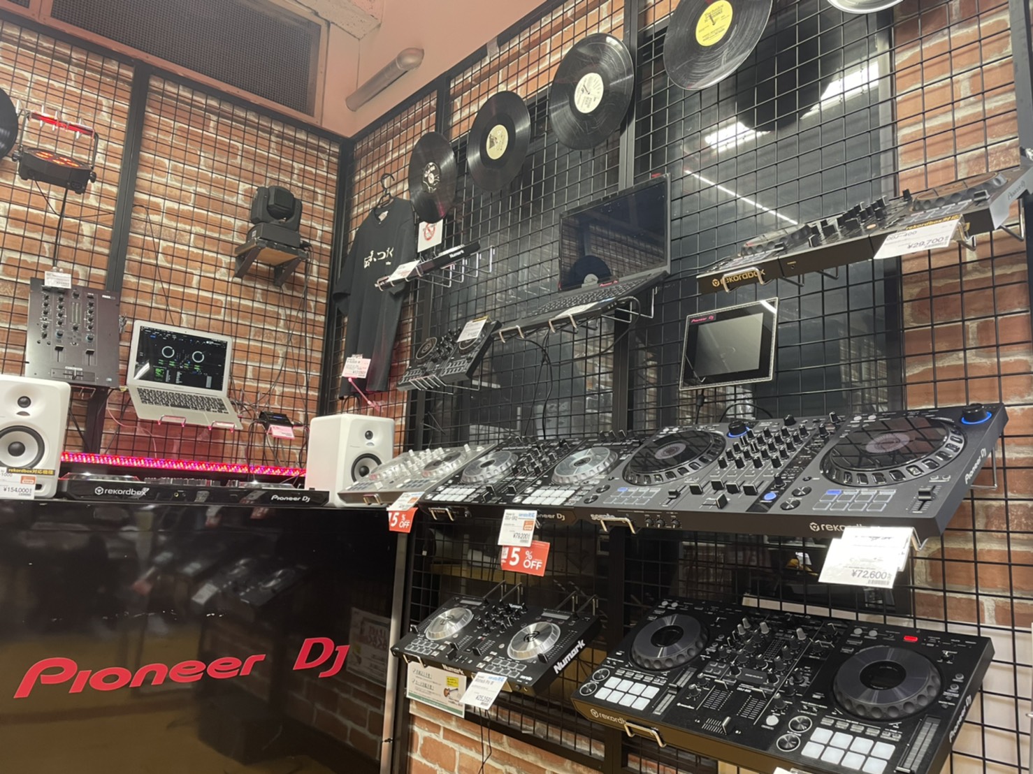 *店頭展示多数有り！PCDJ・サンプラーなど実際にお試し頂けます！ 当店では厳選したPCDJの展示品を多数取り揃えております。 PCDJコントローラー・・DAWソフト・オーディオインターフェース・モニター用スピーカーに加えて、ヘッドホン・イヤホン・オーディオケーブル・電源ケーブル・USBケーブルなど […]