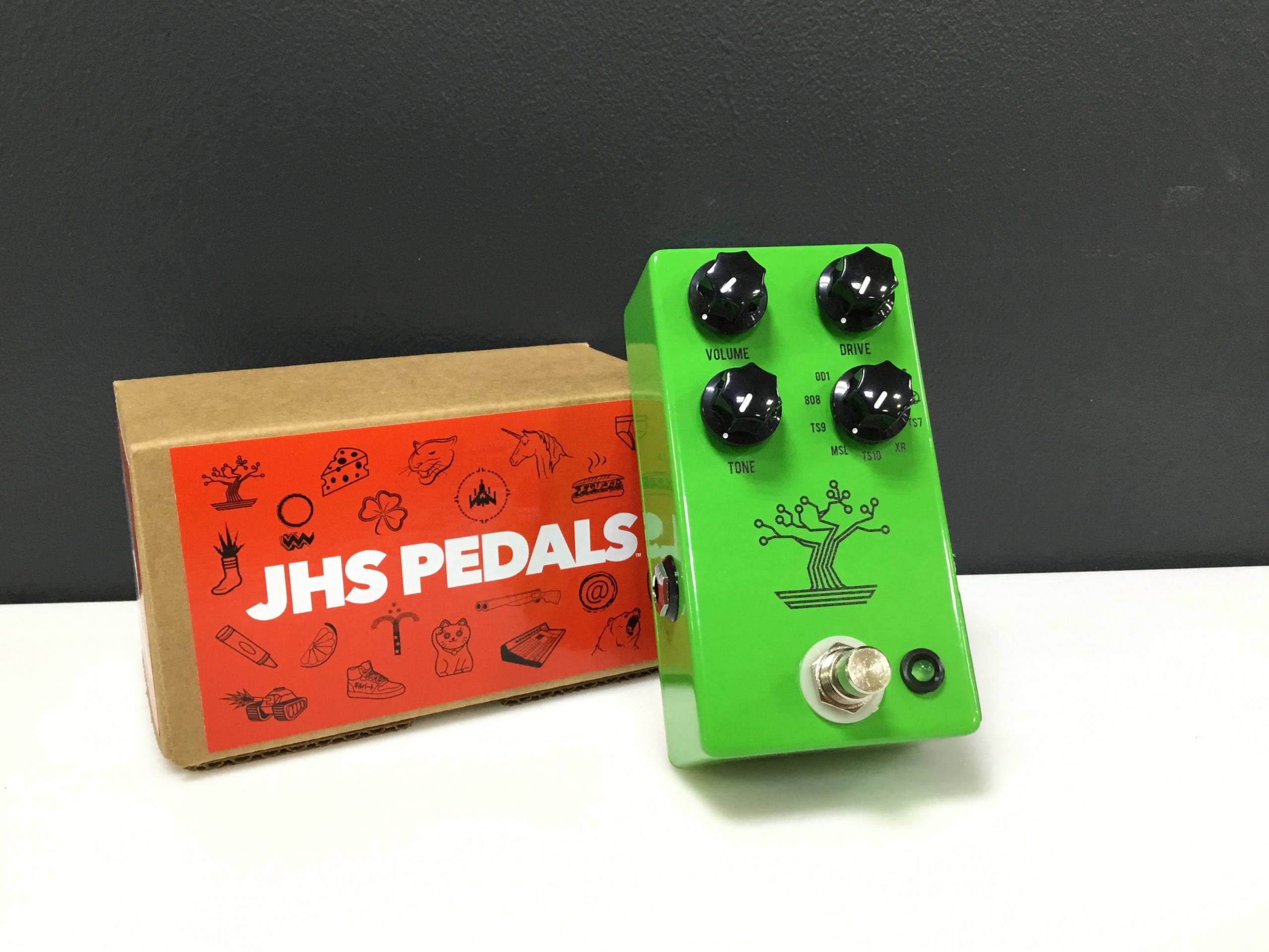 *9種のTSがてんこ盛り！！ JHSPEDALS[!!「The BONSAI」!!]が郡山アティ店に再入荷しました！ 9種類の[!!チューブスクリーマ!!]を語る上では欠かせないペダルが搭載されており]]王道な[!!OD-1!!]や[!!TS808!!]・[!!TS9!!]、今やめったにお目にかかれ […]