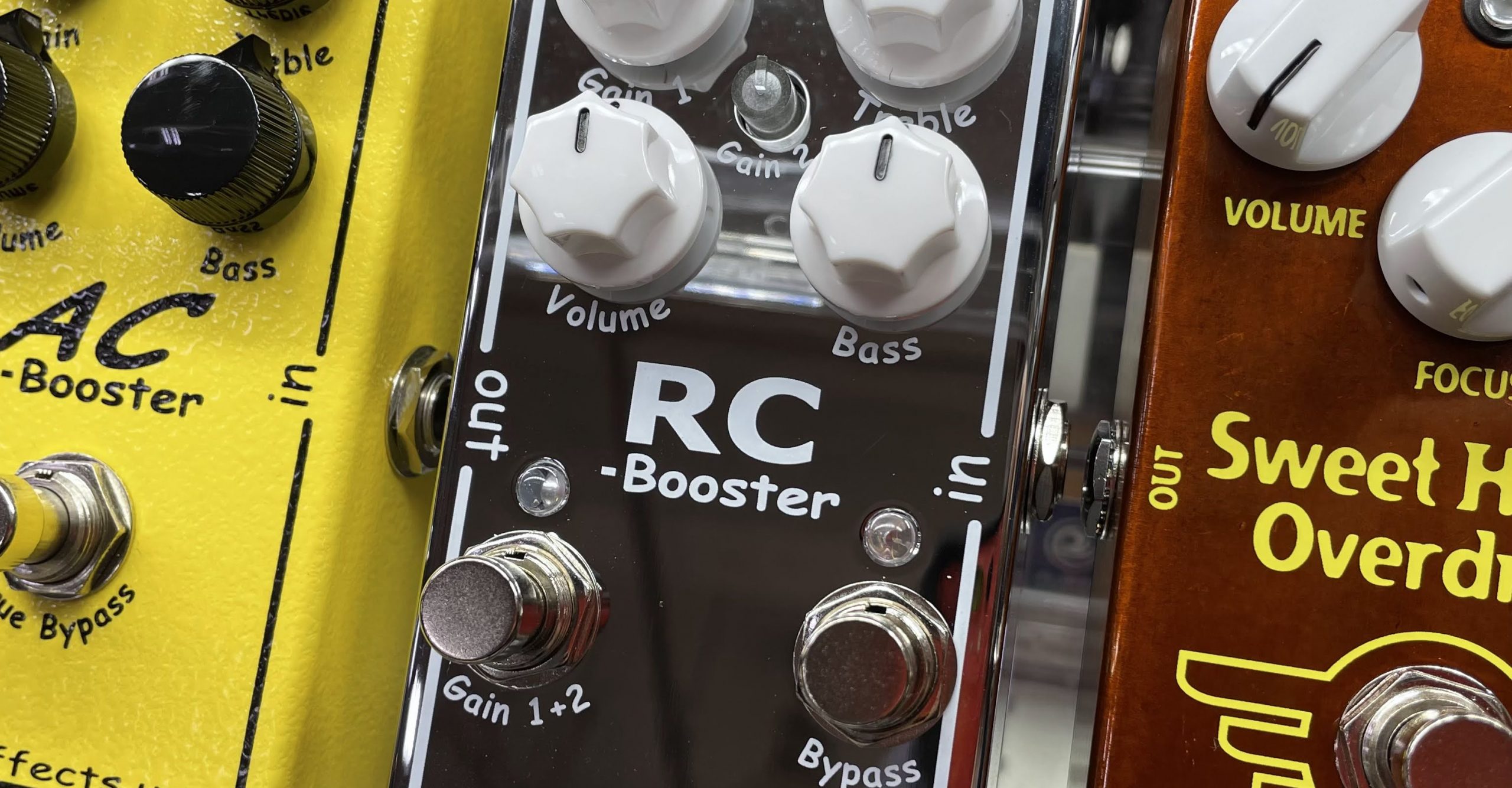 *Xotic/「RCB-V2」が郡山アティ店に入荷しました！ ***メーカー公式より抜粋↓ 原音に忠実な[!!+20dBのクリーンブースト!!]、±15dBの2バンドEQに加え、[!!2つのゲインセッティングがフットスイッチで切り替え可能!!]です。]]よりフラットなレスポンスと豊かな倍音で[!!バ […]