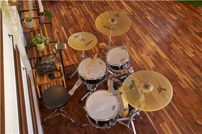 HYBRID DRUMSは、YAMAHA エレクトロニック・アコースティック・ドラムモジュール「EAD10」を核とし、トリガー、Zildjian ローボリューム・シンバルセット、ハードウェア類を「Stage Custom Hip」ドラムセットに組み込んだセットです。さらにDIXONメッシュヘッド(2 […]