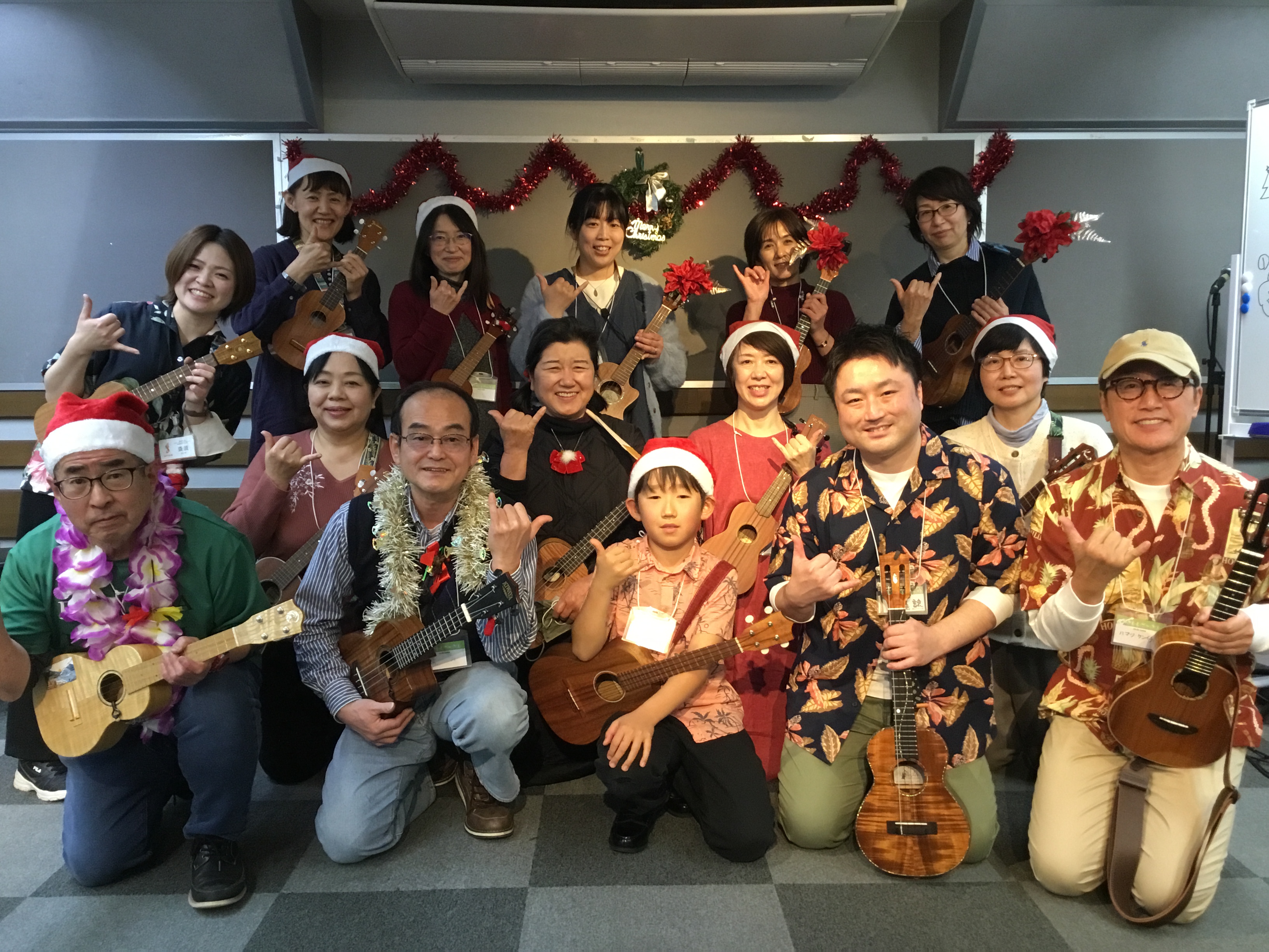 こんにちは！ウクレレ担当の斎須です☆ 先日、ウクレレサークルの皆さんで「UKULELE party」というライブイベントを行いました。ドレスコードはクリスマスかハワイアンということで、普段と違った雰囲気のサークルになりました。クイズ大会をやったり、皆さんでウクレレの演奏をして楽しい時間を過ごしました […]