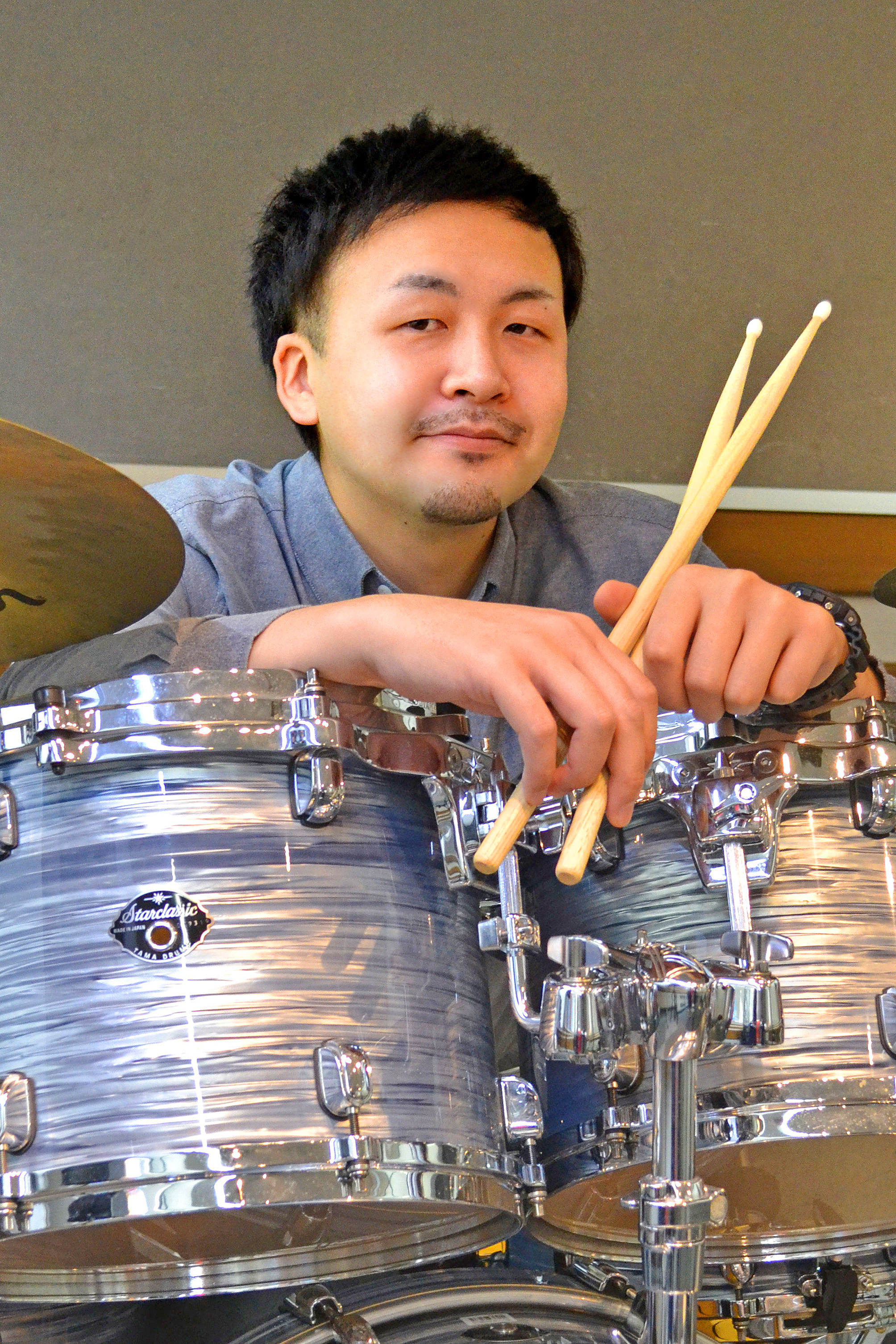 CONTENTS穂積　聖治(ほづみ　せいじ）先生　プロフィールコース概要先生へインタビューしてみました♪スタッフから見た先生の魅力お問合せ穂積　聖治(ほづみ　せいじ）先生　プロフィール 開講曜日：月・火・木・金・土 17歳よりドラムを始める。現在レッスン指導をしながら様々なアーティストのツアーサポー […]