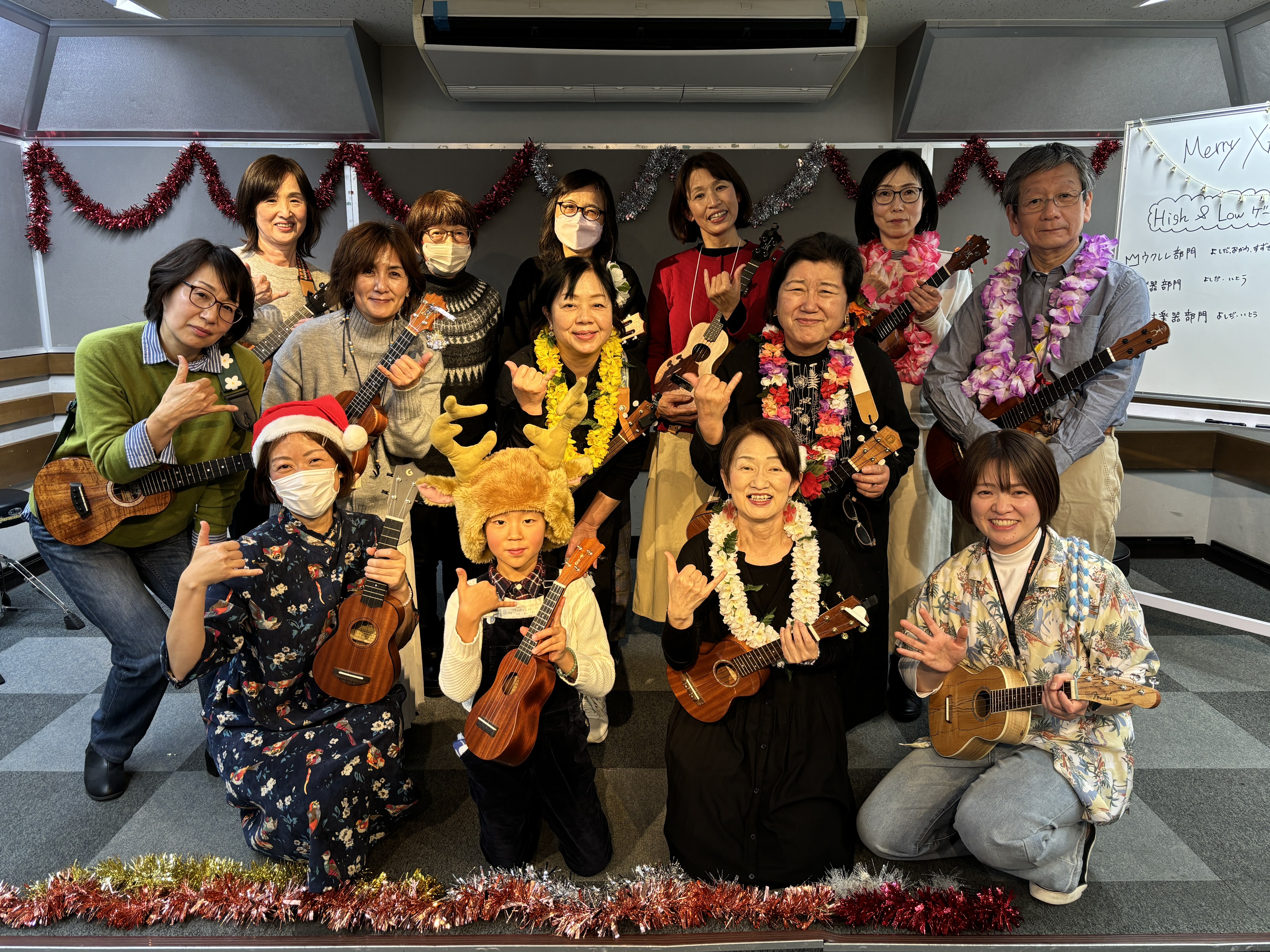 先日、こおりやまウクレレサークルの皆さんで「UKULELE party」という毎年恒例のサークル会員限定ライブイベントを行いました。ドレスコードはクリスマスまたはハワイアンということで、普段と違った雰囲気の皆さんと楽しいサークルになりました♪前半はゲーム、後半はステージ演奏を行い、今回も盛り上がりま […]