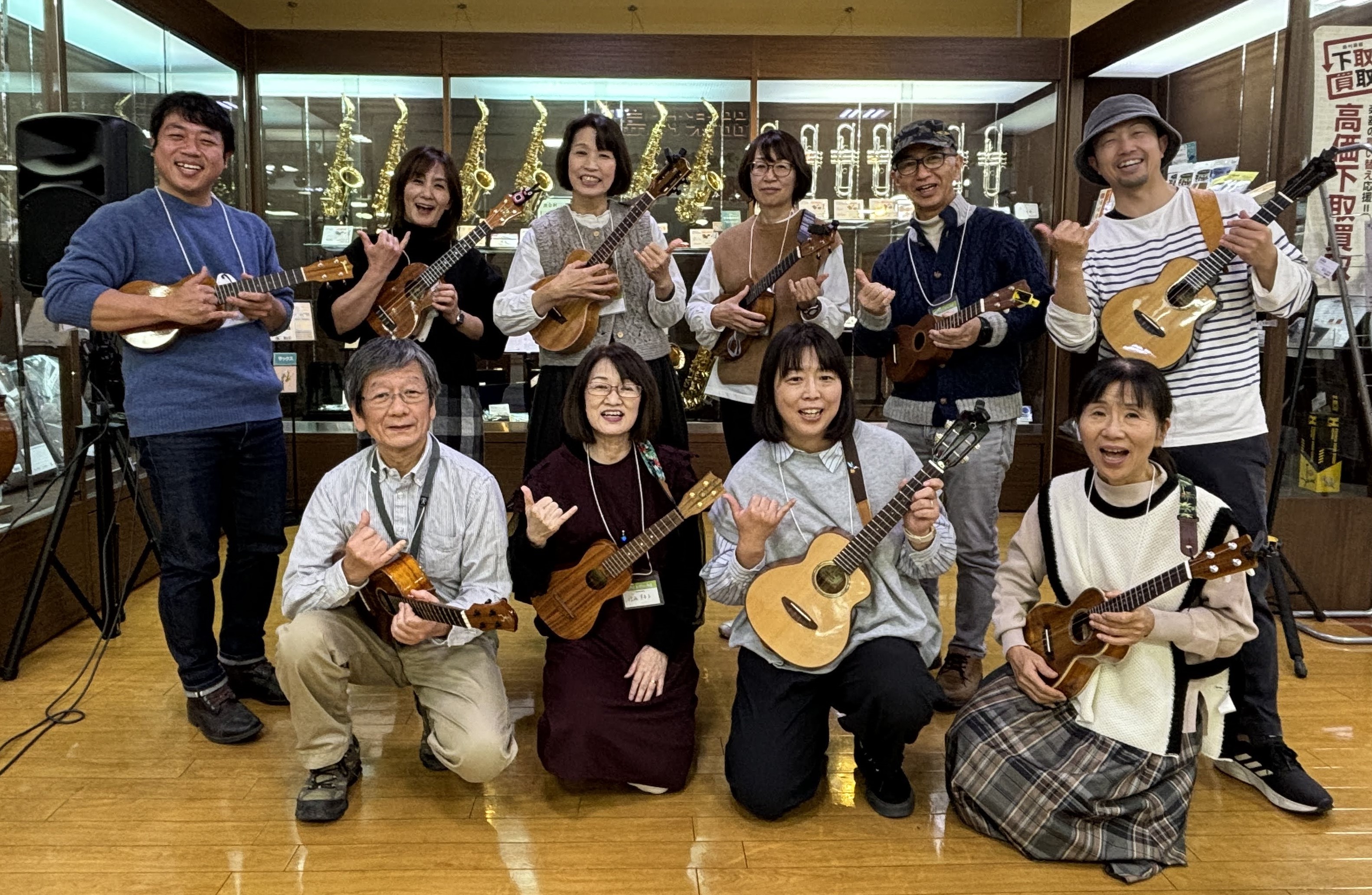 みなさんこんにちは！先日、当店ウクレレ教室講師の金子先生によるウクレレセッションイベントを行いました。たくさんの方にご参加頂きありがとうございました！ちょっとだけイベントの様子をお届けします。 事前に配られた楽譜を基に、先生にアレンジの楽曲を直接レクチャーしていただきました。個人的には、指使いのコツ […]