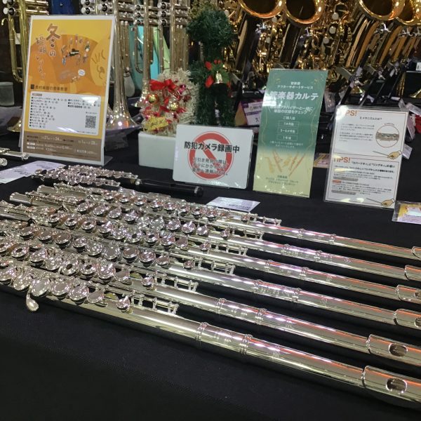 管体銀製、総銀製のフルート、リングキーの機種も展示中