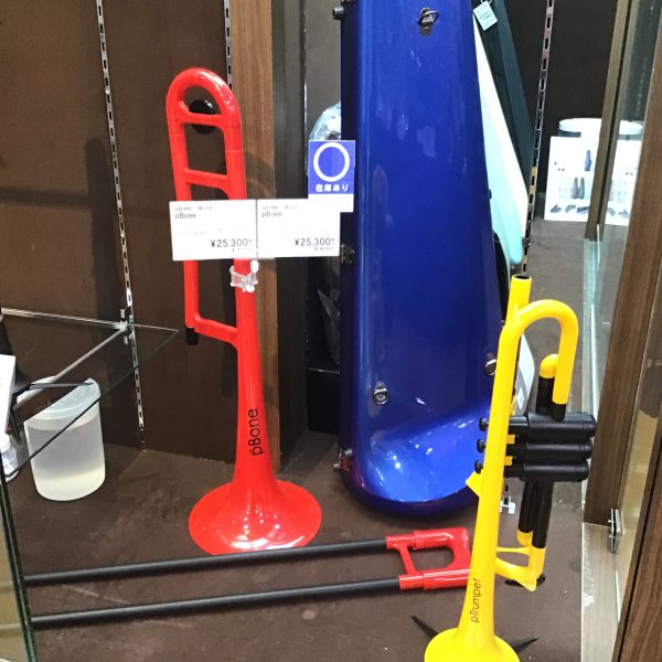 プラスチック製のトランペットやトロンボーンもございます。<br />
クリスマスプレゼントにいかがでしょうか？