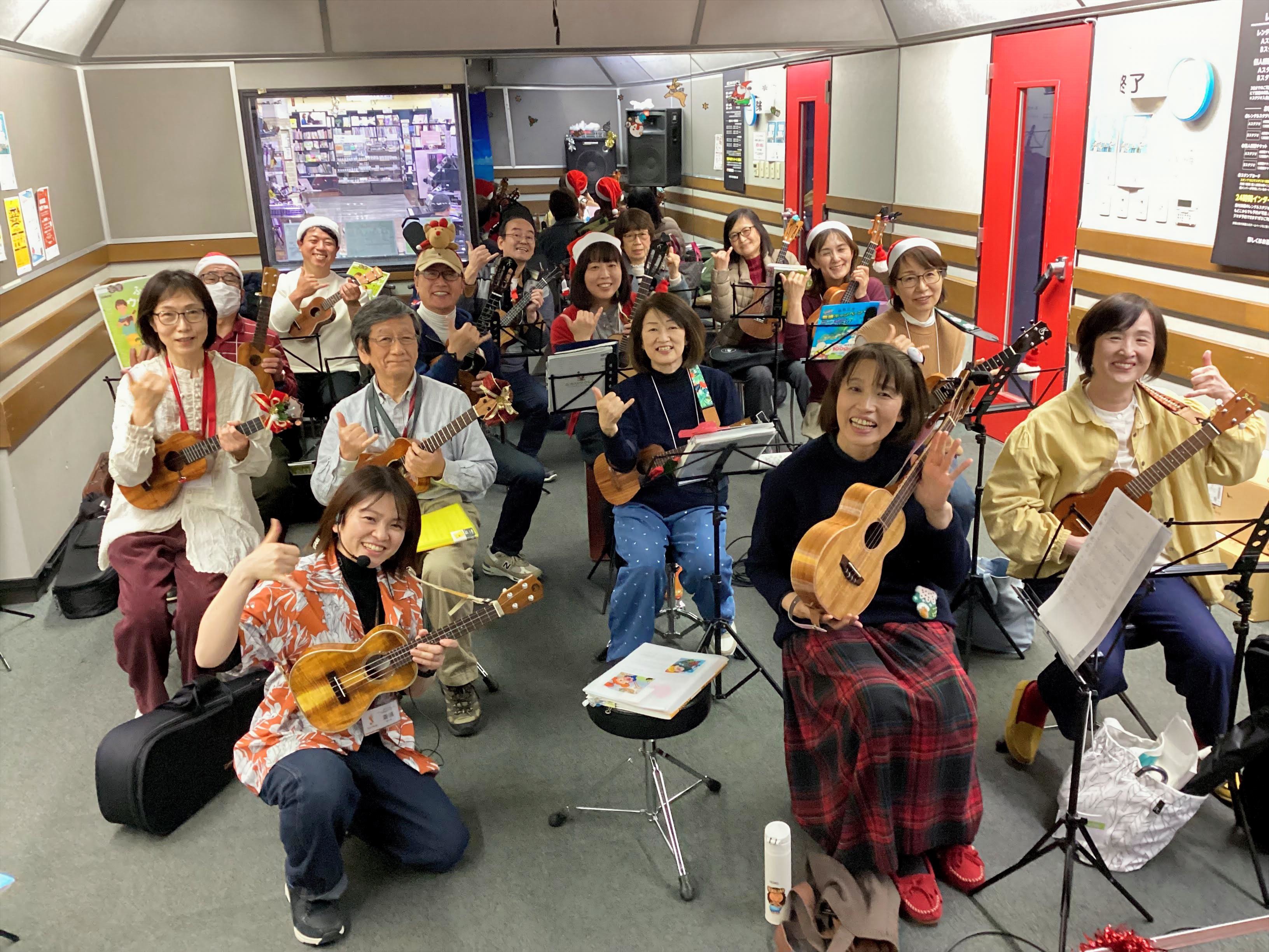 12月21日に、こおりやまウクレレサークルの皆さんで「UKULELE party」という毎年恒例のサークル会員限定のXmasライブイベントを行いました。今年はライブの出演者さんもたくさん集まり、とても盛り上がりましたね！！前半はゲーム、後半はライブと楽しい思い出が作れたかなと思います。当日のライブの [&hellip;]