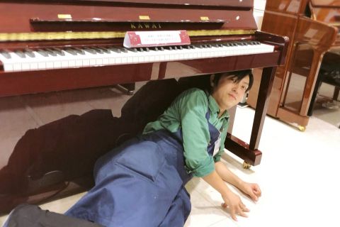 スタッフ写真 ギターアドバイザー、アコースティックギター・弦楽器・ドラム関連・ライブイベント 土谷能大