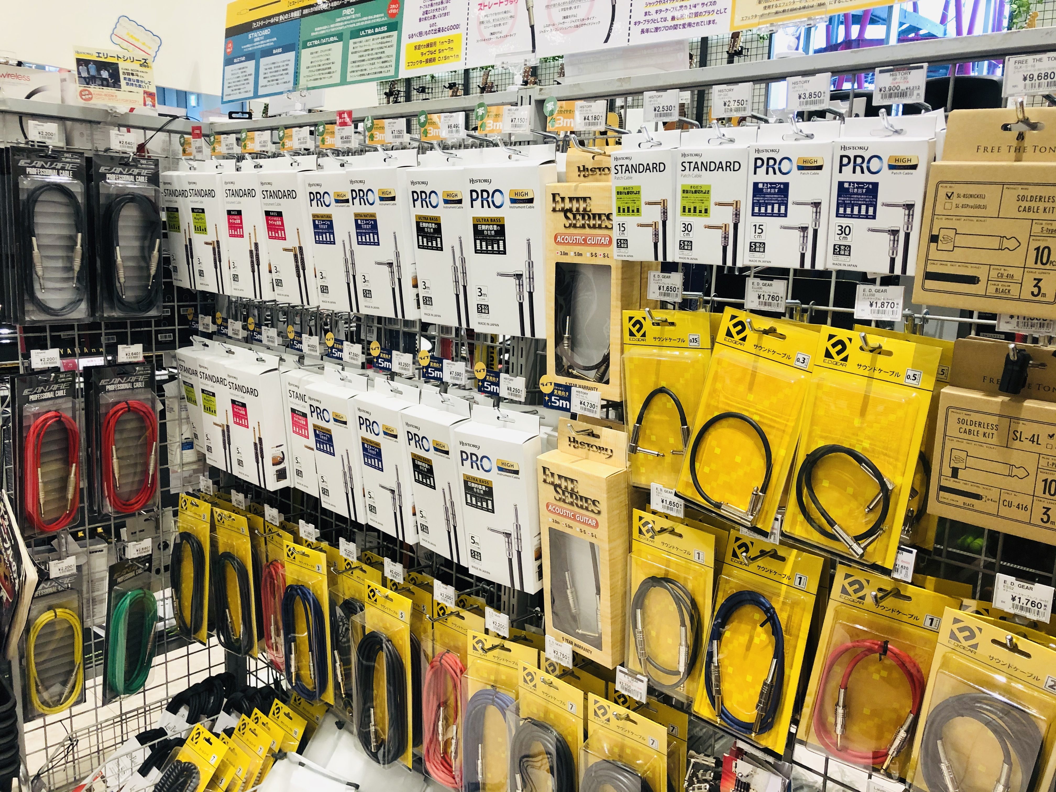 *ギターシールドの種類、サウンドを解説＆当店取り扱い商品紹介！！ ギター、ベースは使うシールドで聞こえる音も変わってきます。 今回は『[!!シールド!!]』について解説していきます！ ===Top=== **シールドの選び方ポイント！違いを知ろう！ - [#a:title=長さの違いを知ろう！] - […]