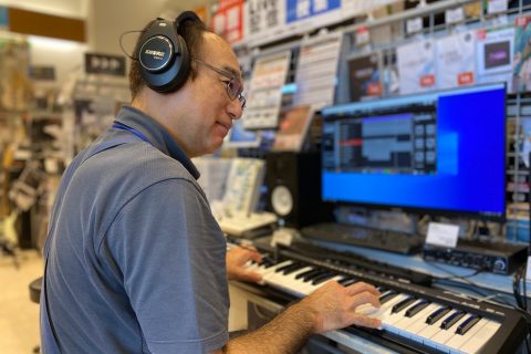 スタッフ写真 ウクレレ、ヘッドフォン、イヤフォン、PA機器、デジタル機器 坂梨