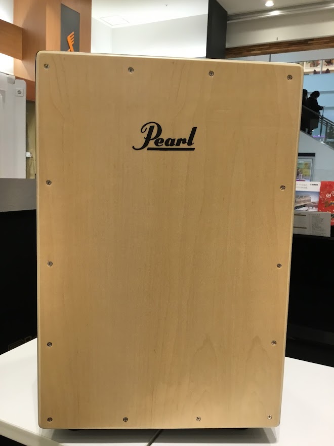 *Pearl PCJ-CVC 打面はメイプルプライ、まわりの面はソリッドなMDF（ファイバーボードの一種）材を採用。]]低音が出しやすく、堅すぎない素材を打面に採用することで、ビギナーの方でも非常に鳴らしやすい構造となっております。 ***スペック -打面：メイプル -側面：MDF(ファイバーボード […]