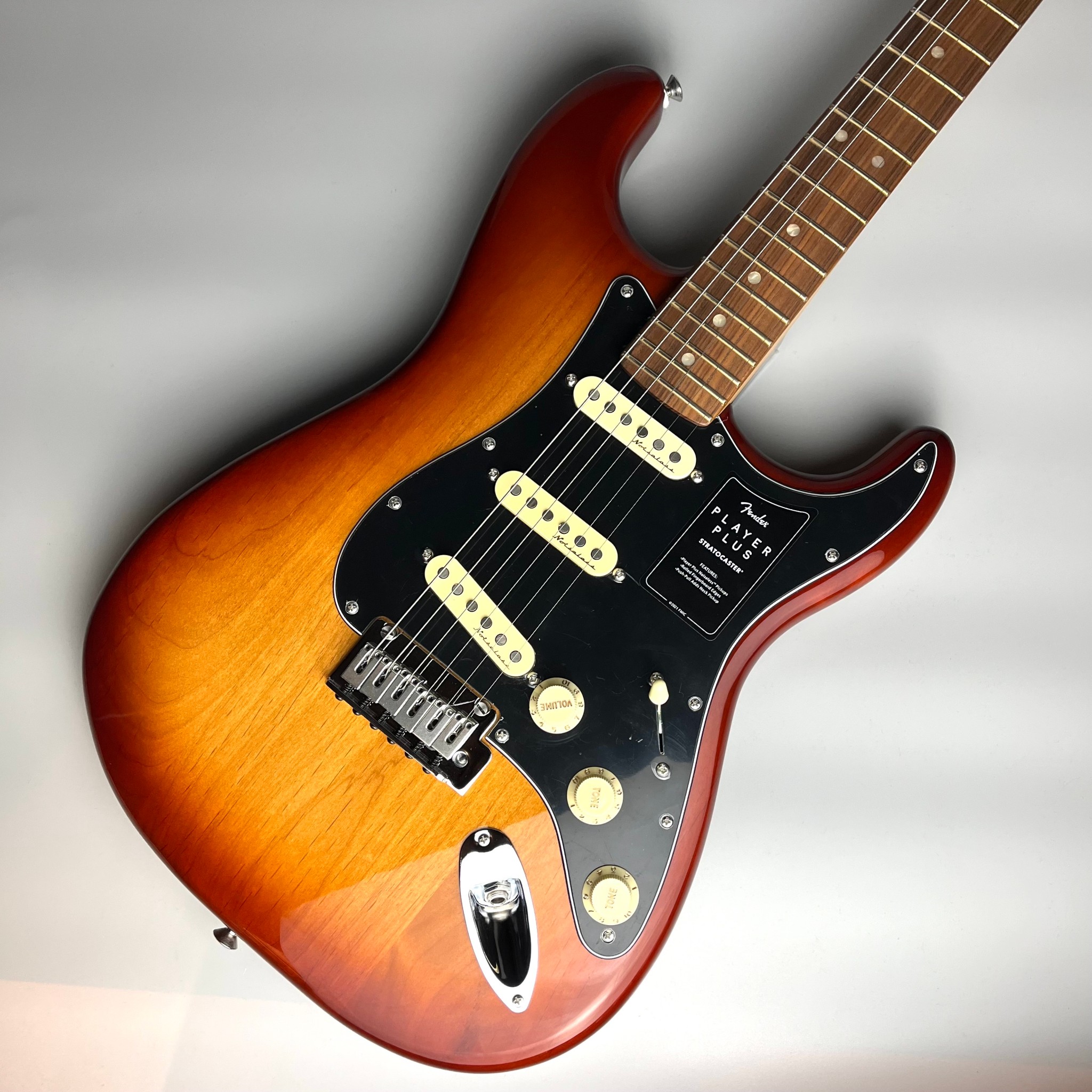 FENDERPlayer Plus Stratocaster Sienna Sunburst