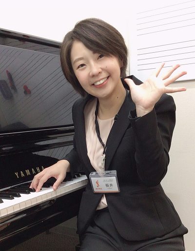 ピアノサロン科<br />
板井かほり<br />
【 プロフィール 】<br />
武蔵野音楽大学音楽学部器楽学科有鍵楽器ピアノ専修卒業。村上加良子、渡辺ゆみこ、岡野壽子　各氏に師事。中学校及び高等学校教諭一種免許取得。「風かほるトリオ」結成。長崎にてコンサートを開催。